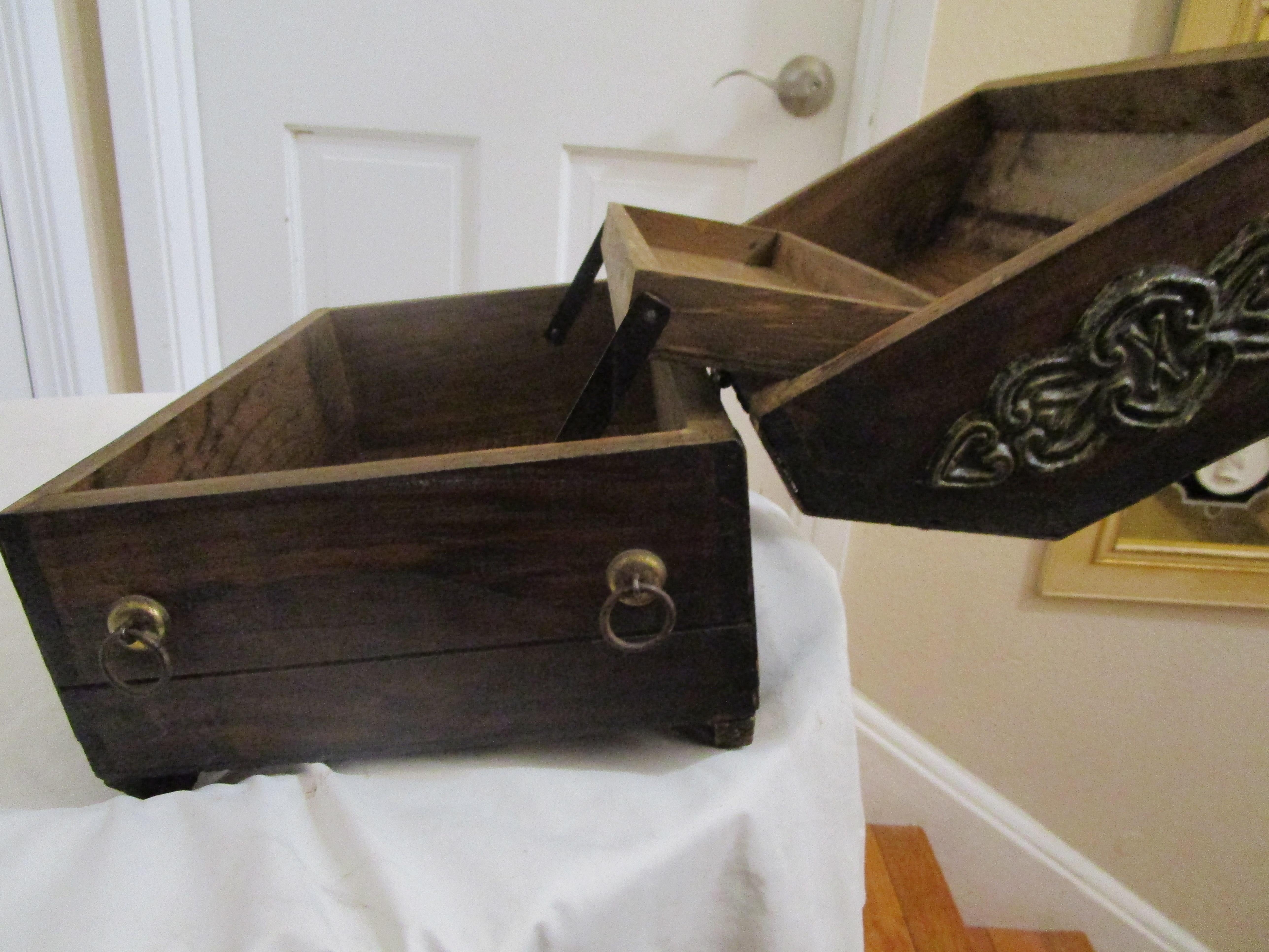 Martelé Boîte à clé continentale en laiton et fer forgé du XVIIIe siècle ou d'une époque antérieure  en vente
