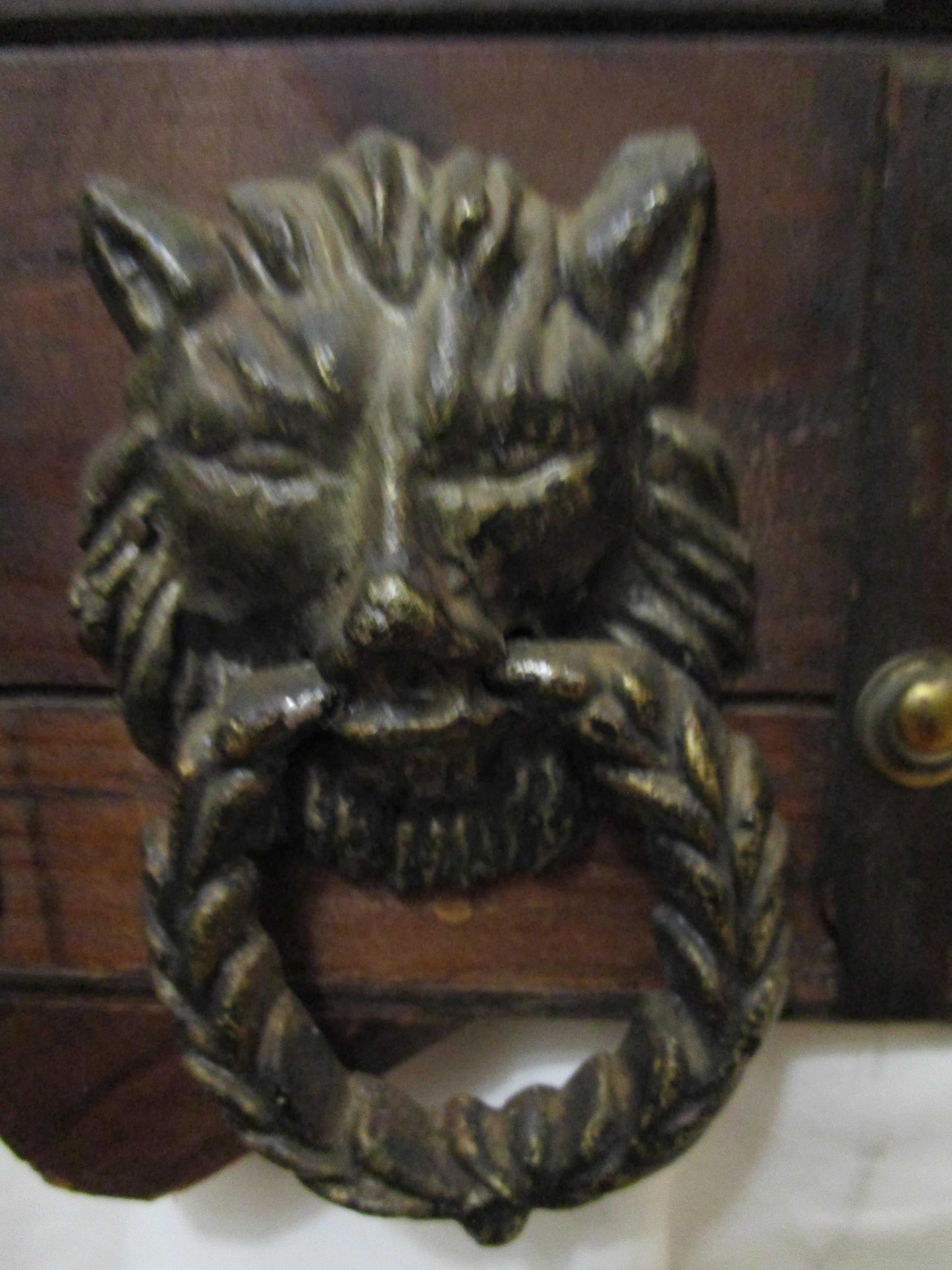 Laiton Boîte à clé continentale en laiton et fer forgé du XVIIIe siècle ou d'une époque antérieure  en vente
