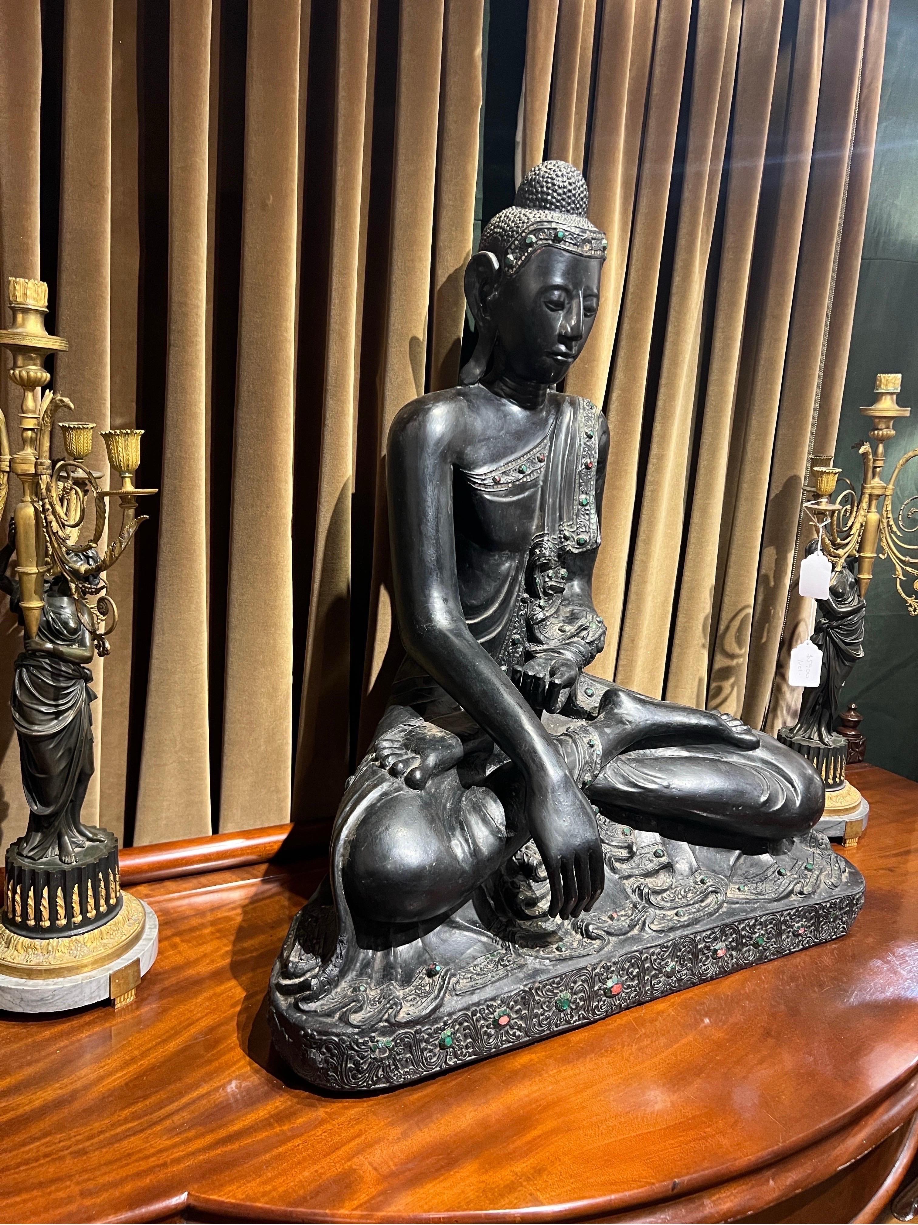 Imposanter handgeschnitzter Buddha aus dem 18. Jahrhundert (oder früher), geschmückt mit Schmuckstücken, die aus Steinen und farbigem Glas zu bestehen scheinen. Ausgezeichnete Proportionen und Farben. 