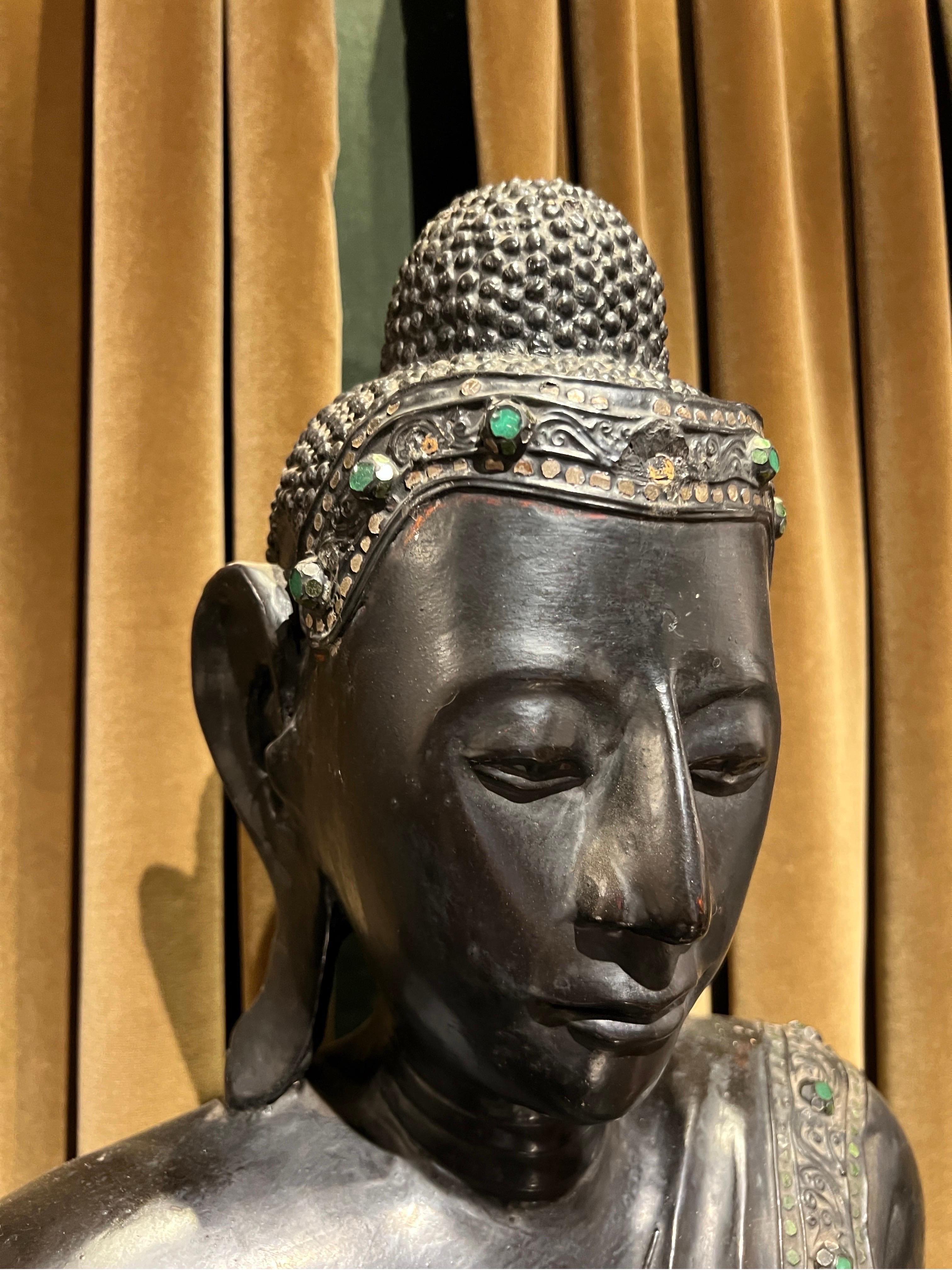 Geschnitzter Buddha aus dem 18. Jahrhundert oder früher, verziert mit Schmuck (Asiatisch) im Angebot