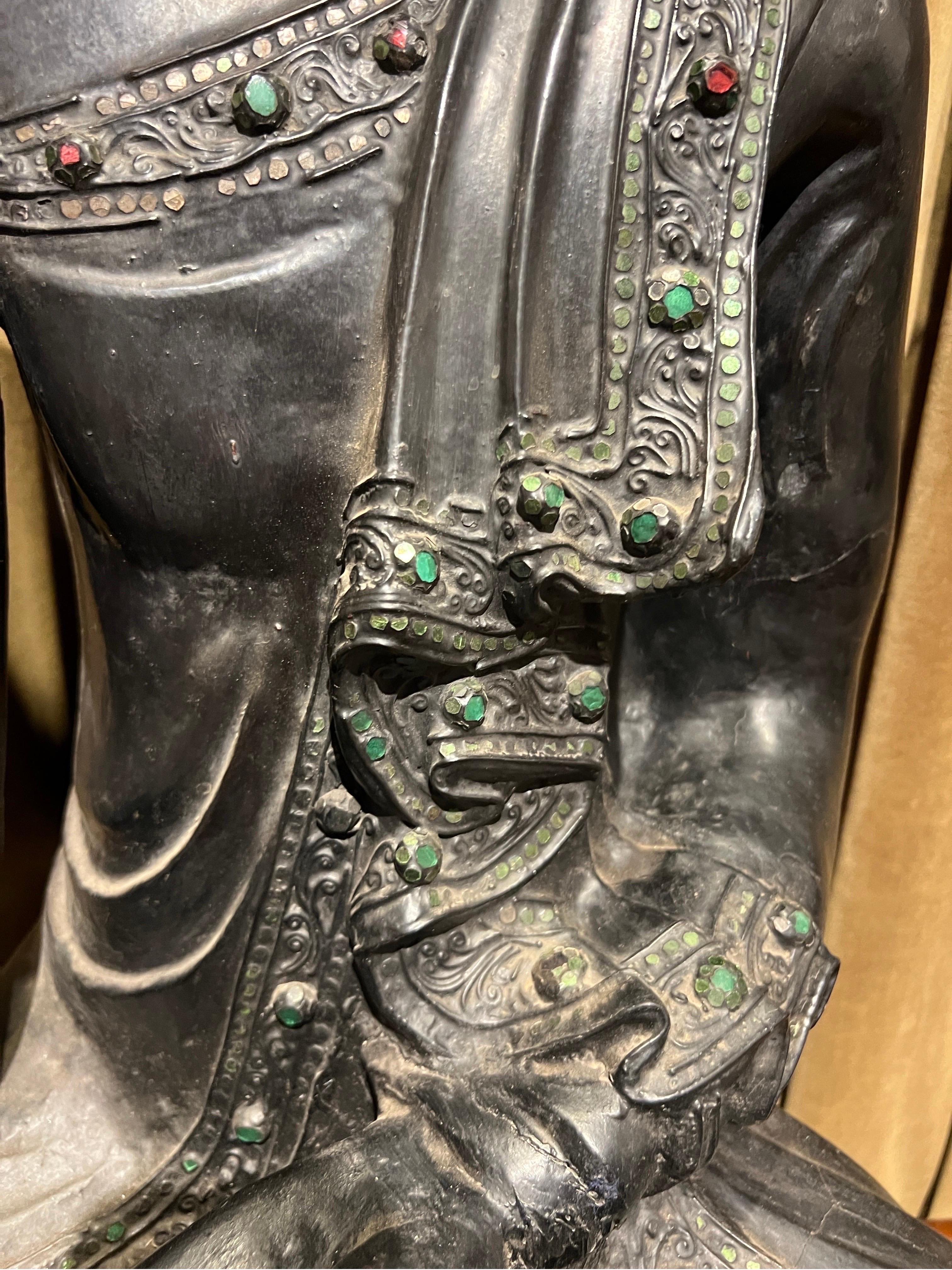 Geschnitzter Buddha aus dem 18. Jahrhundert oder früher, verziert mit Schmuck im Zustand „Gut“ im Angebot in Richmond, VA
