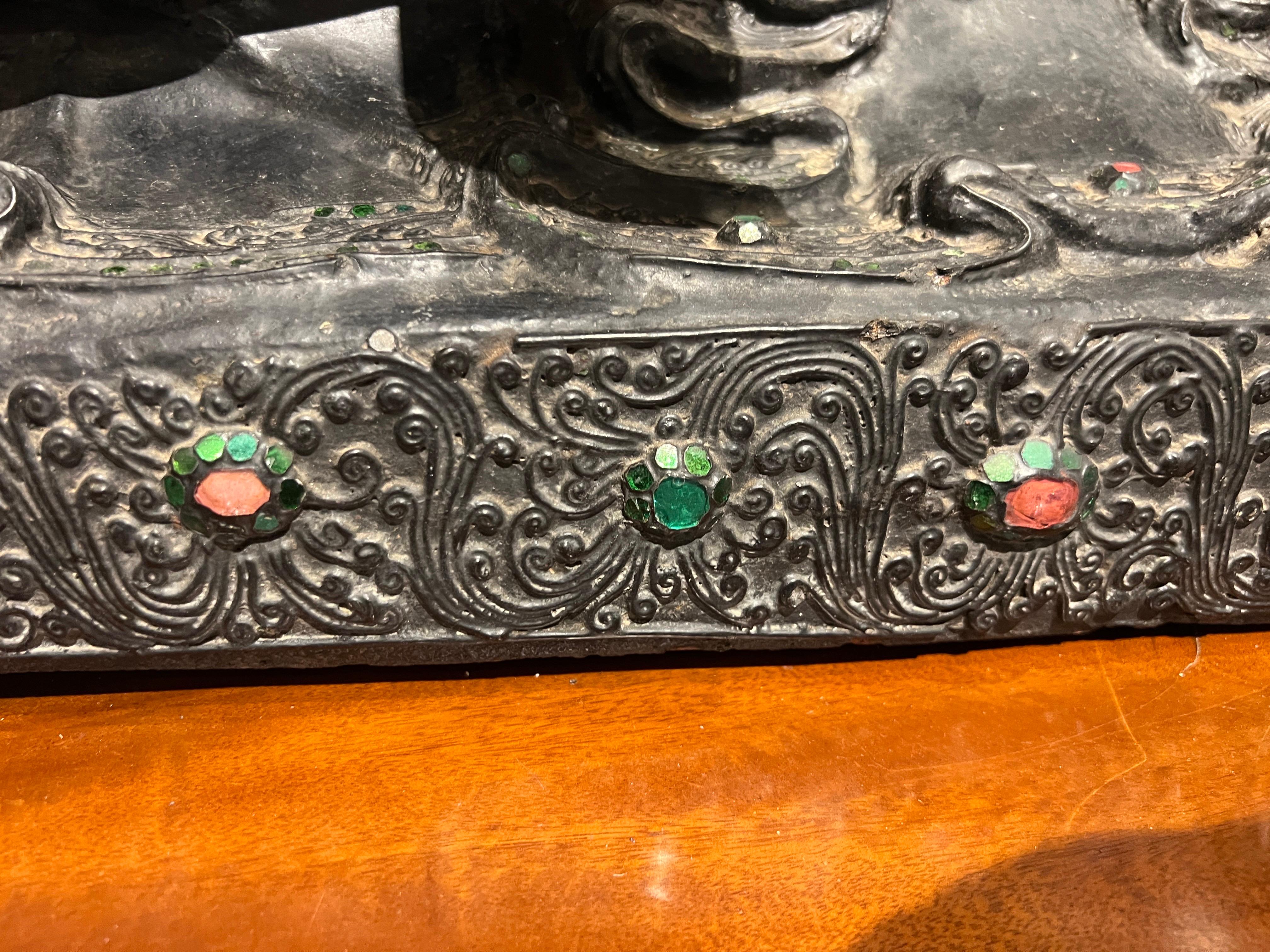 Geschnitzter Buddha aus dem 18. Jahrhundert oder früher, verziert mit Schmuck (19. Jahrhundert) im Angebot