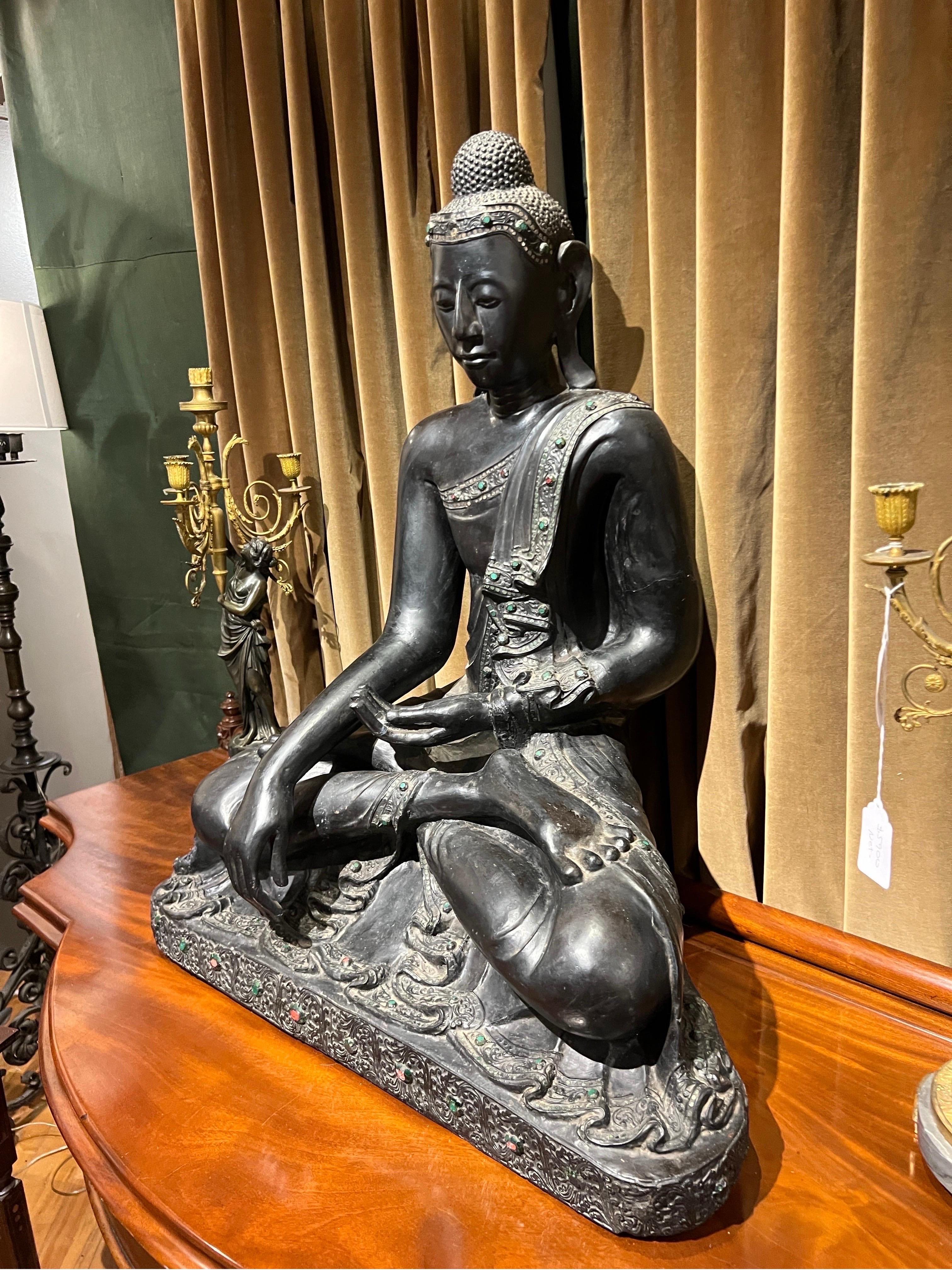 Geschnitzter Buddha aus dem 18. Jahrhundert oder früher, verziert mit Schmuck (Holz) im Angebot