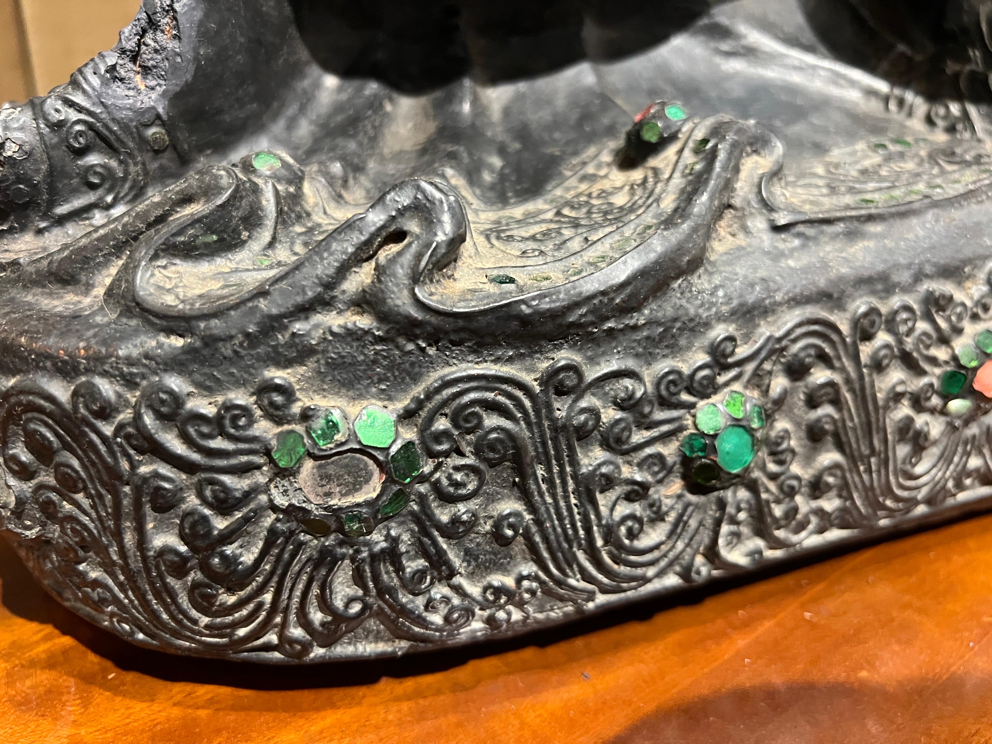 Geschnitzter Buddha aus dem 18. Jahrhundert oder früher, verziert mit Schmuck im Angebot 1