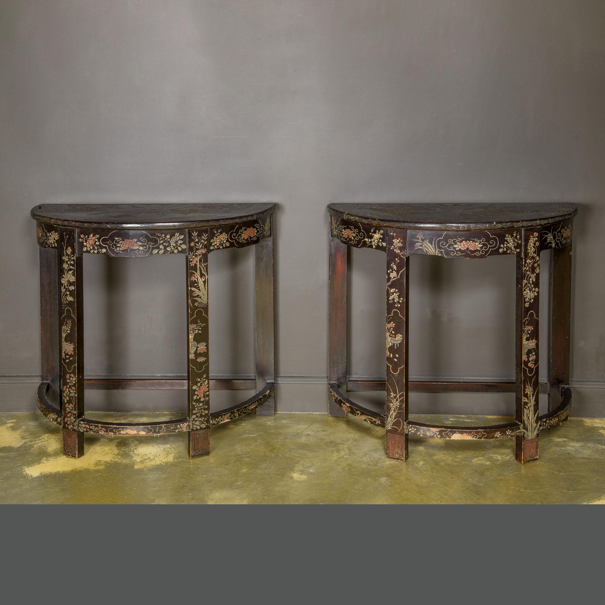 Chinoiserie 18th Century Orientalist Pair of Lacquered Consoles For Sale