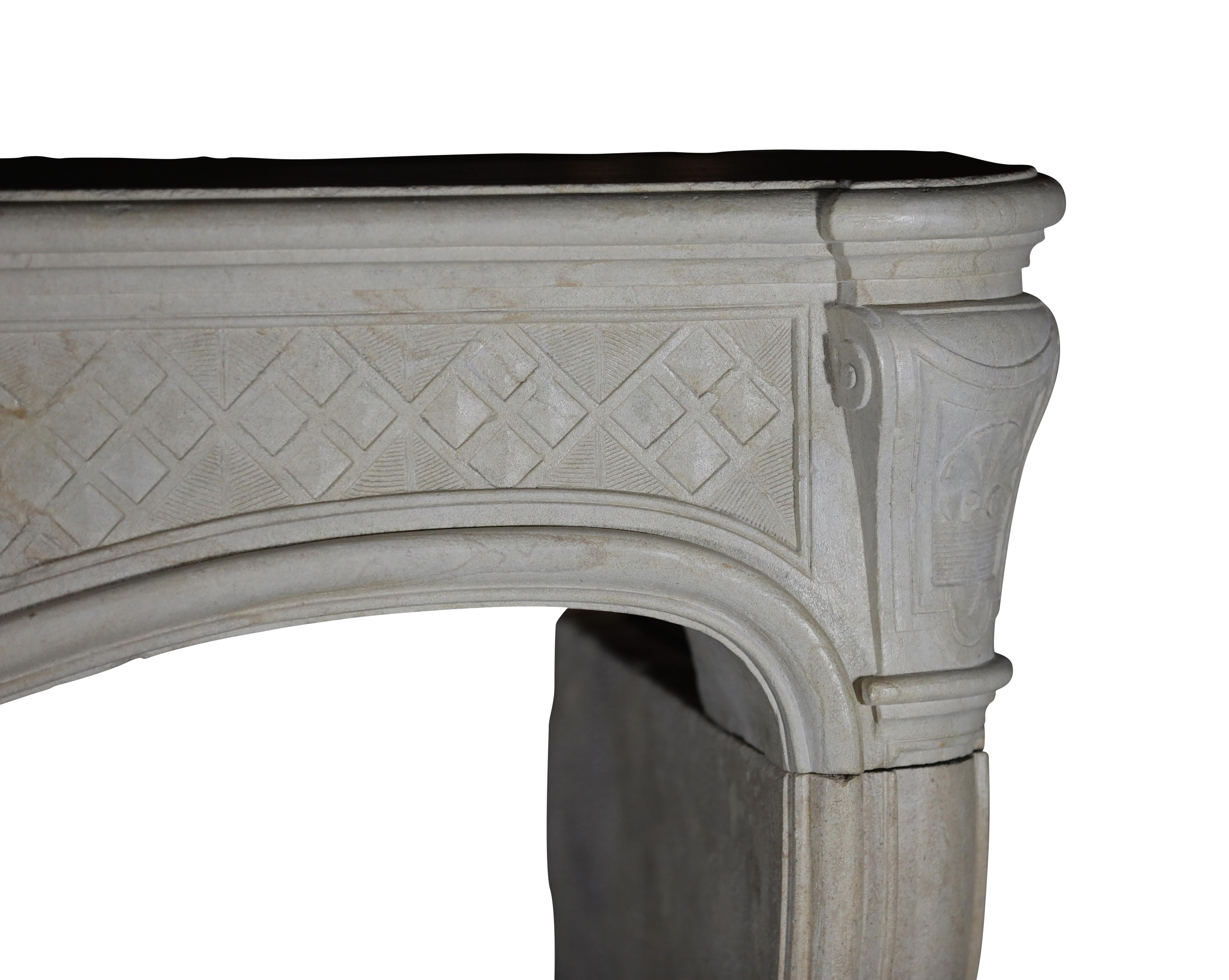 18th Century Original Antique Fireplace in Limestone In Good Condition For Sale In Beervelde, BE