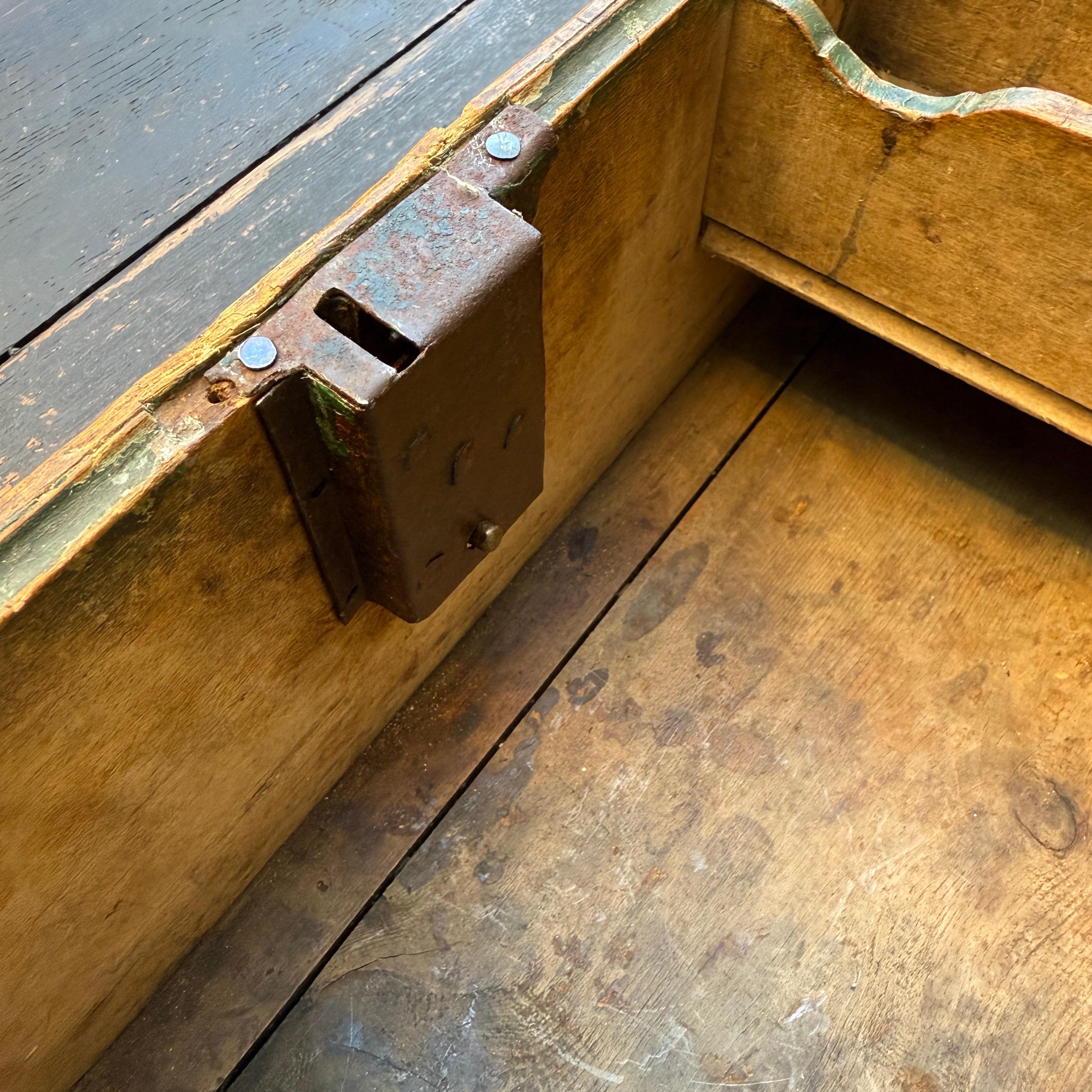 Boîte originale du 18e siècle en bois peint en vert avec poignée en vente 2