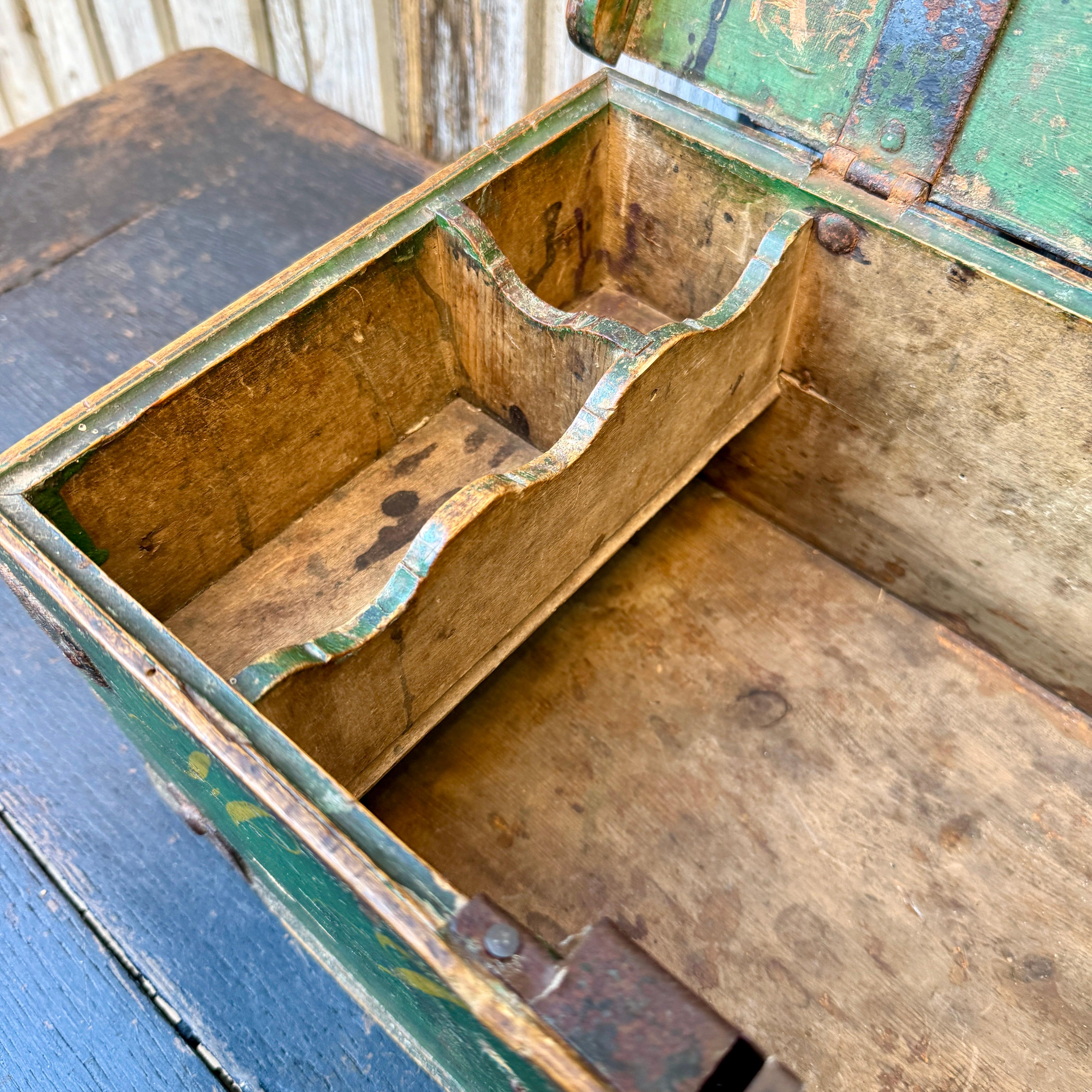 Boîte originale du 18e siècle en bois peint en vert avec poignée en vente 4