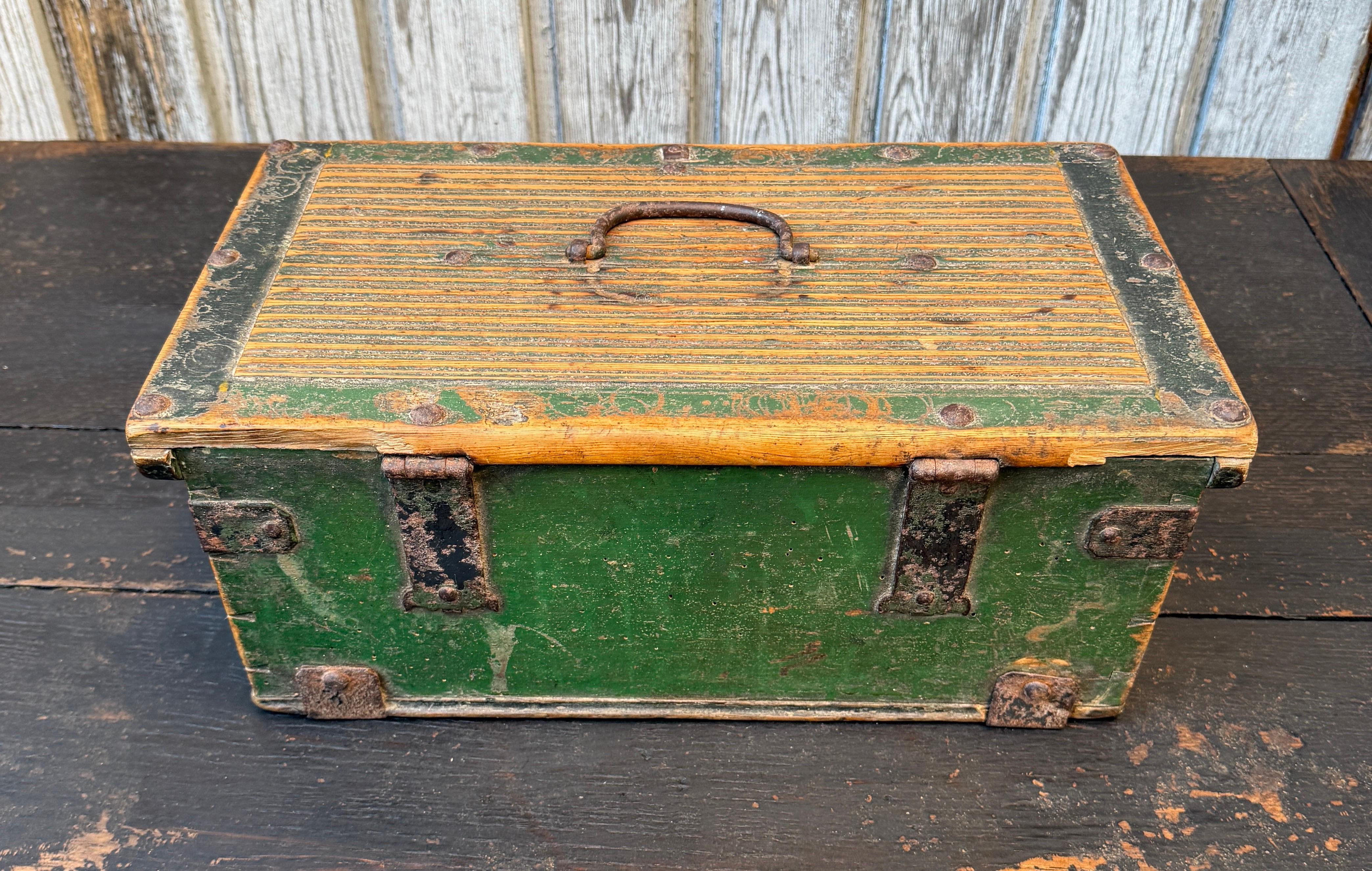 Boîte originale du 18e siècle en bois peint en vert avec poignée en vente 5