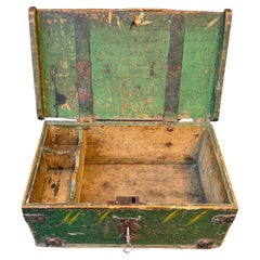 Scatola originale del XVIII secolo in legno dipinto di verde con manico