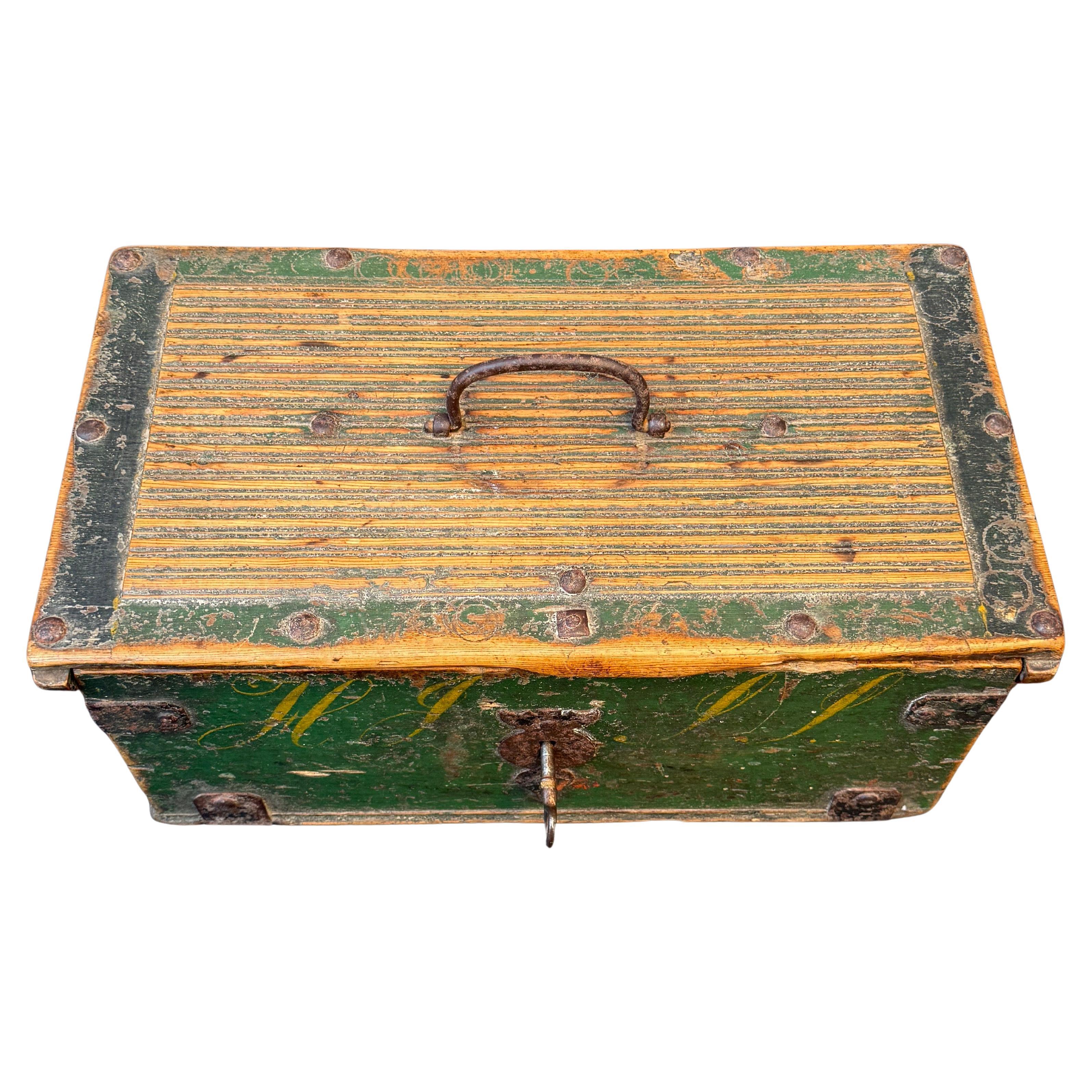 Artisanat Boîte originale du 18e siècle en bois peint en vert avec poignée en vente