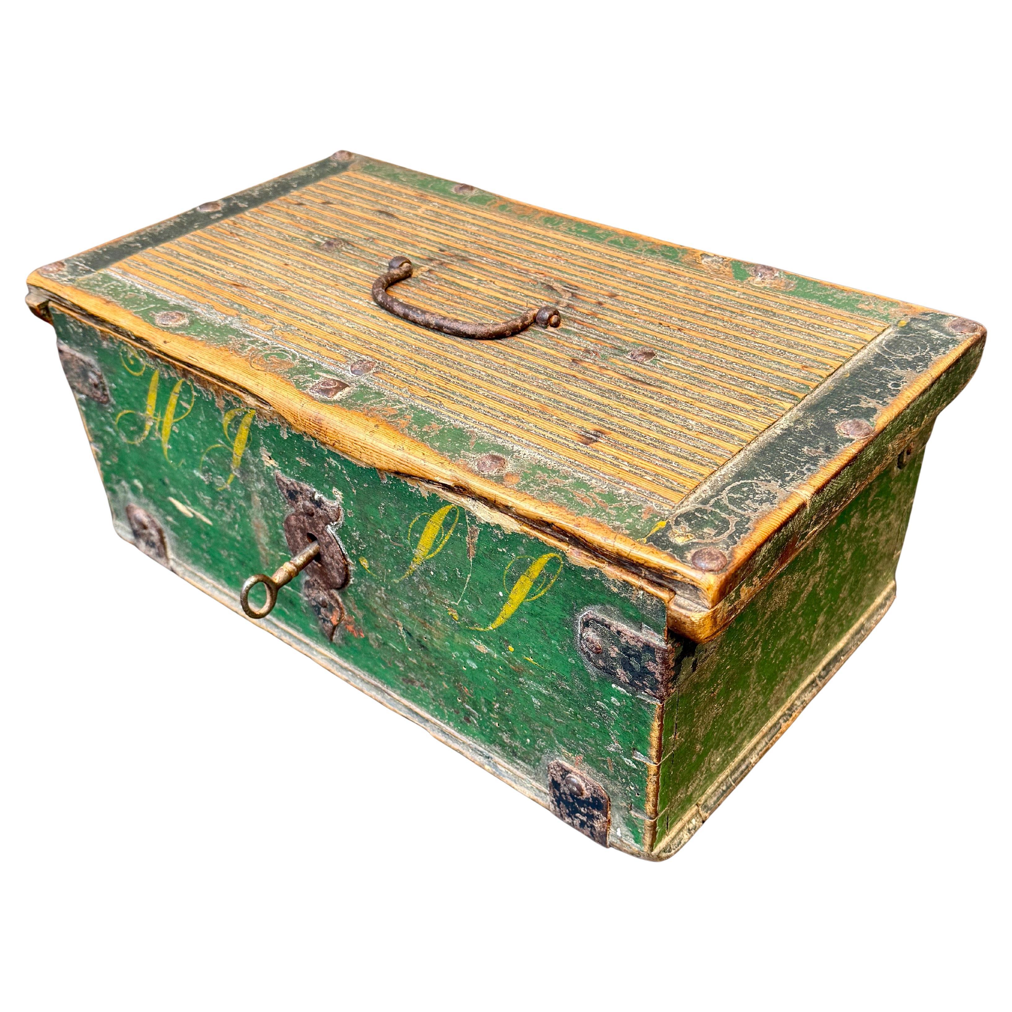 Suédois Boîte originale du 18e siècle en bois peint en vert avec poignée en vente