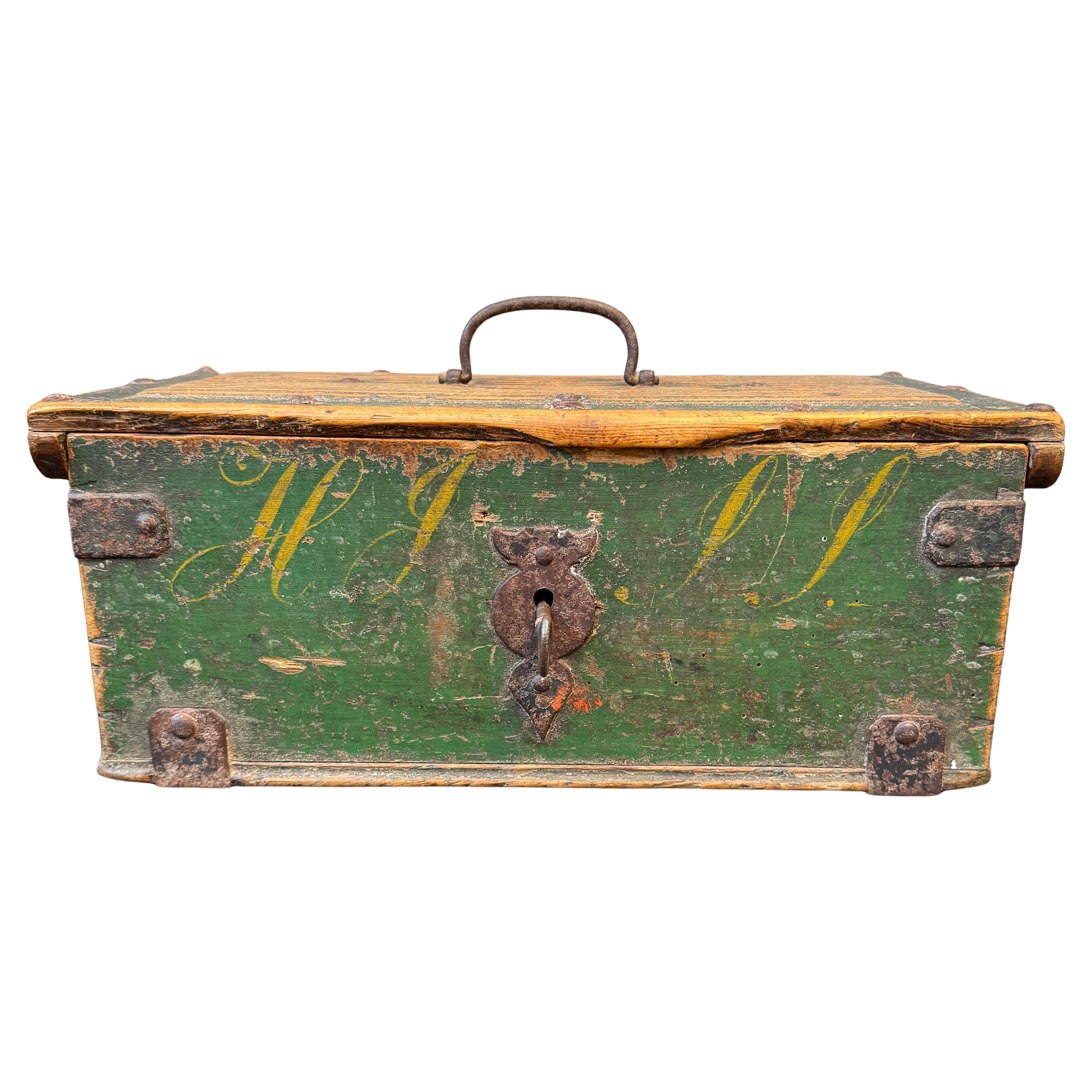 Fait main Boîte originale du 18e siècle en bois peint en vert avec poignée en vente