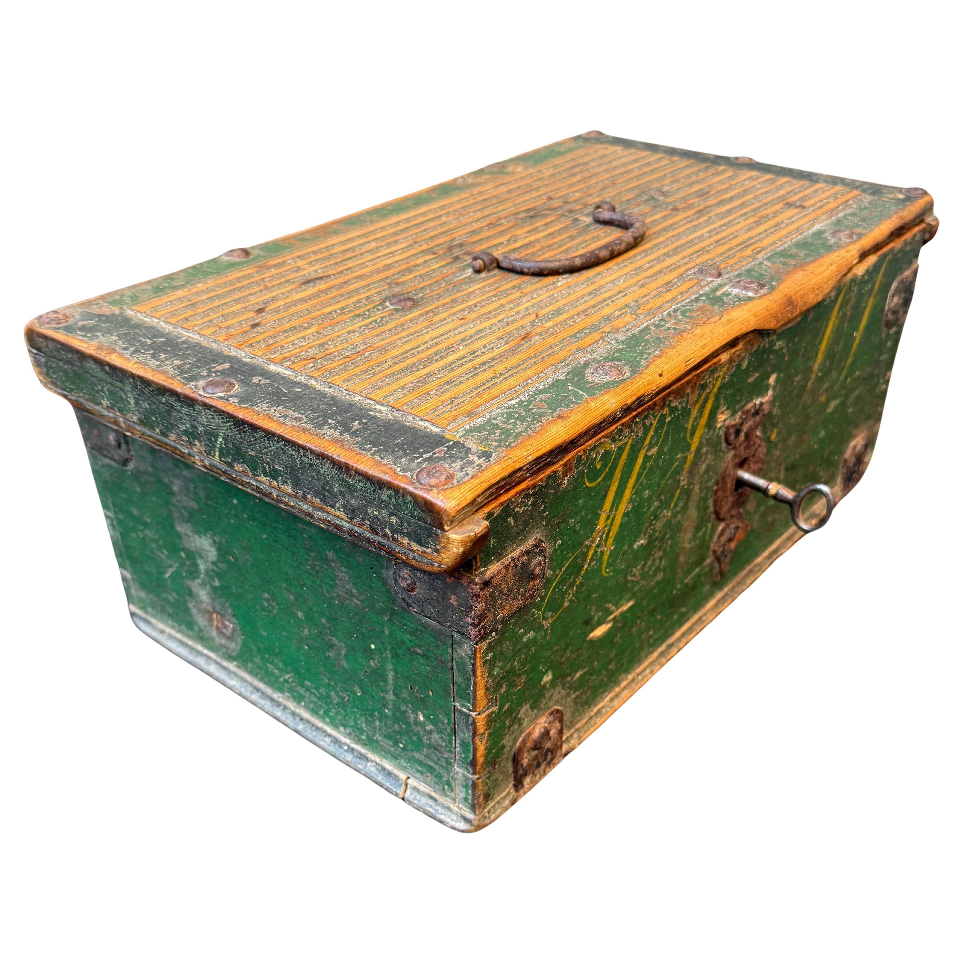 Boîte originale du 18e siècle en bois peint en vert avec poignée Bon état - En vente à Haddonfield, NJ