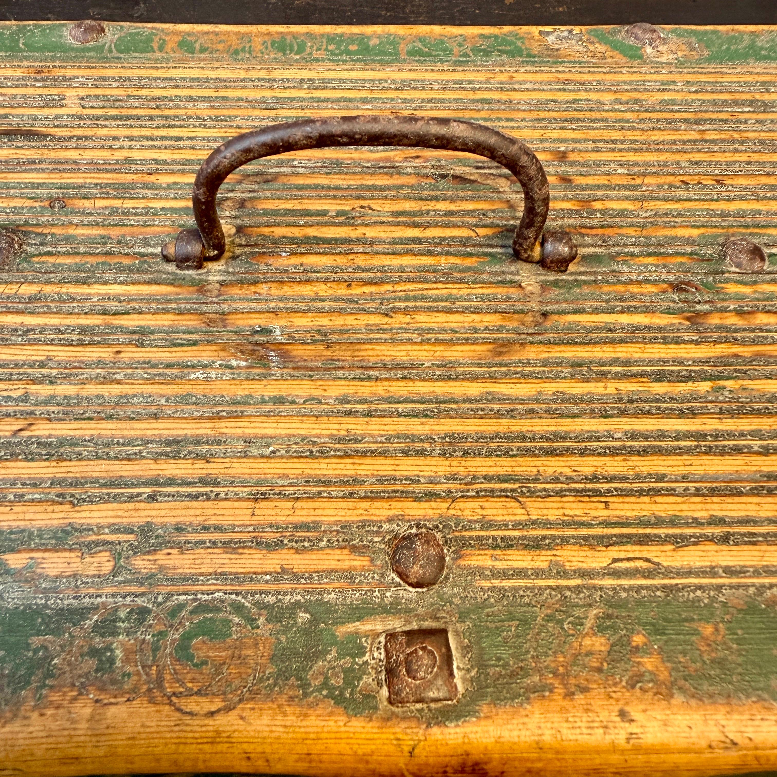 Fin du XVIIIe siècle Boîte originale du 18e siècle en bois peint en vert avec poignée en vente