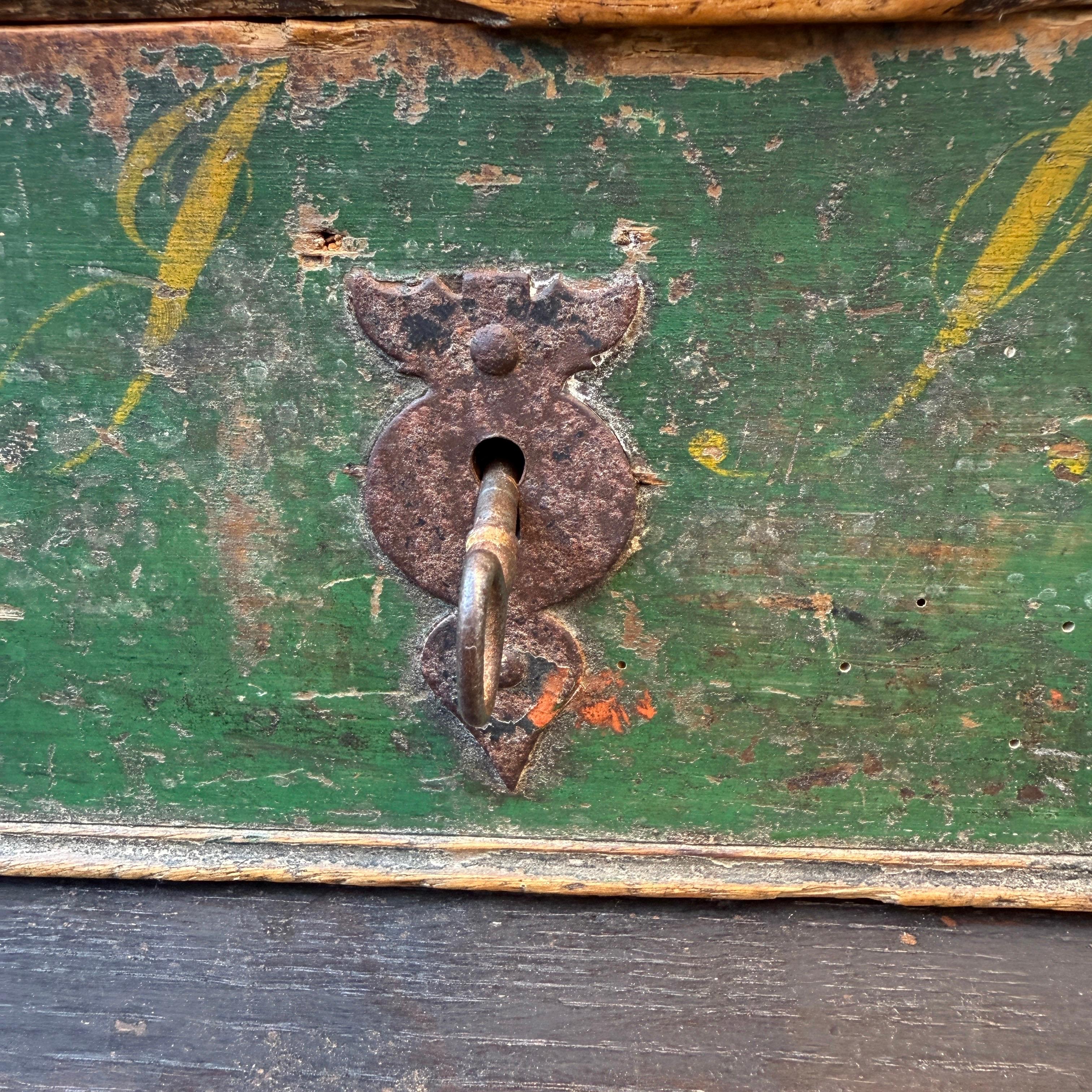 Fer Boîte originale du 18e siècle en bois peint en vert avec poignée en vente
