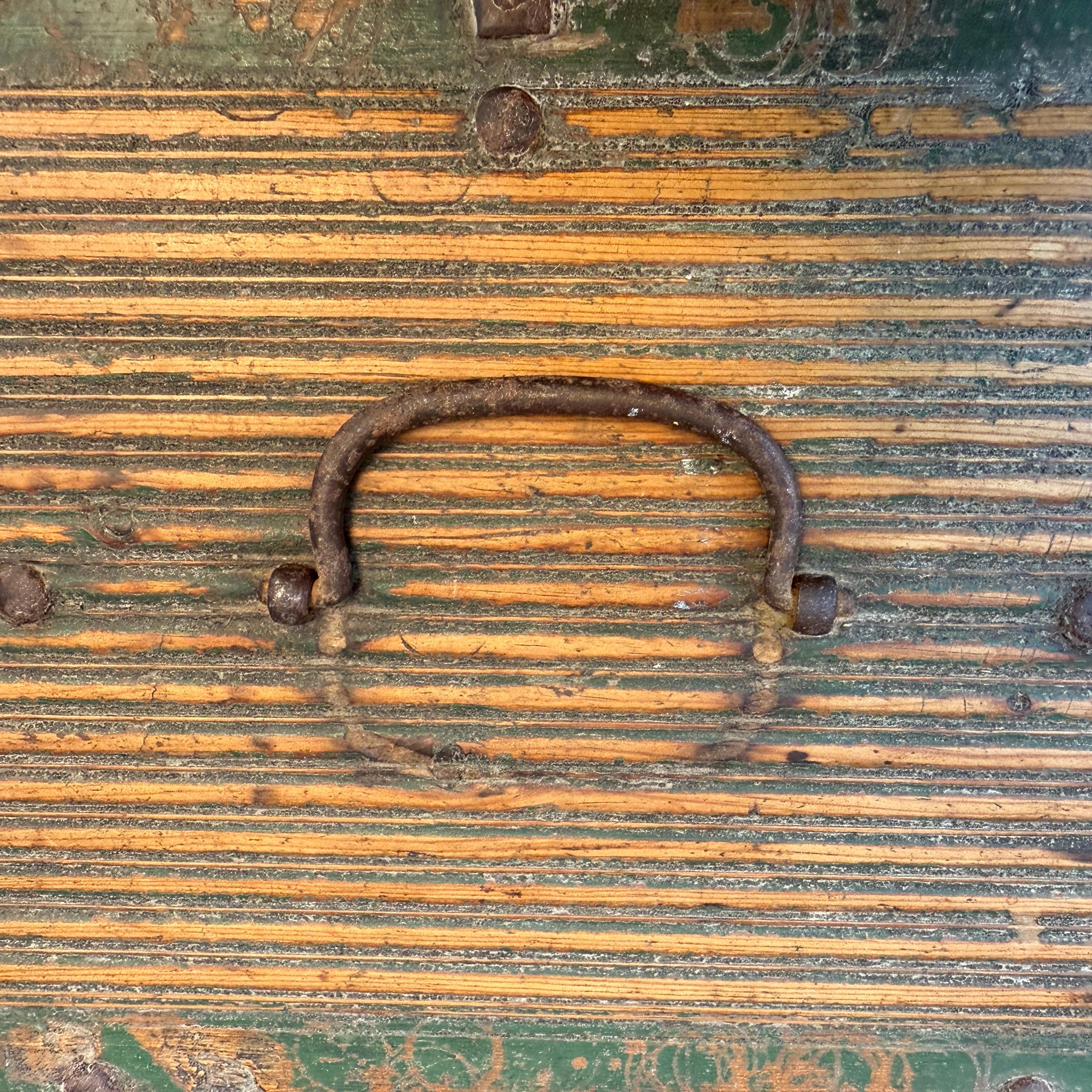 Boîte originale du 18e siècle en bois peint en vert avec poignée en vente 1