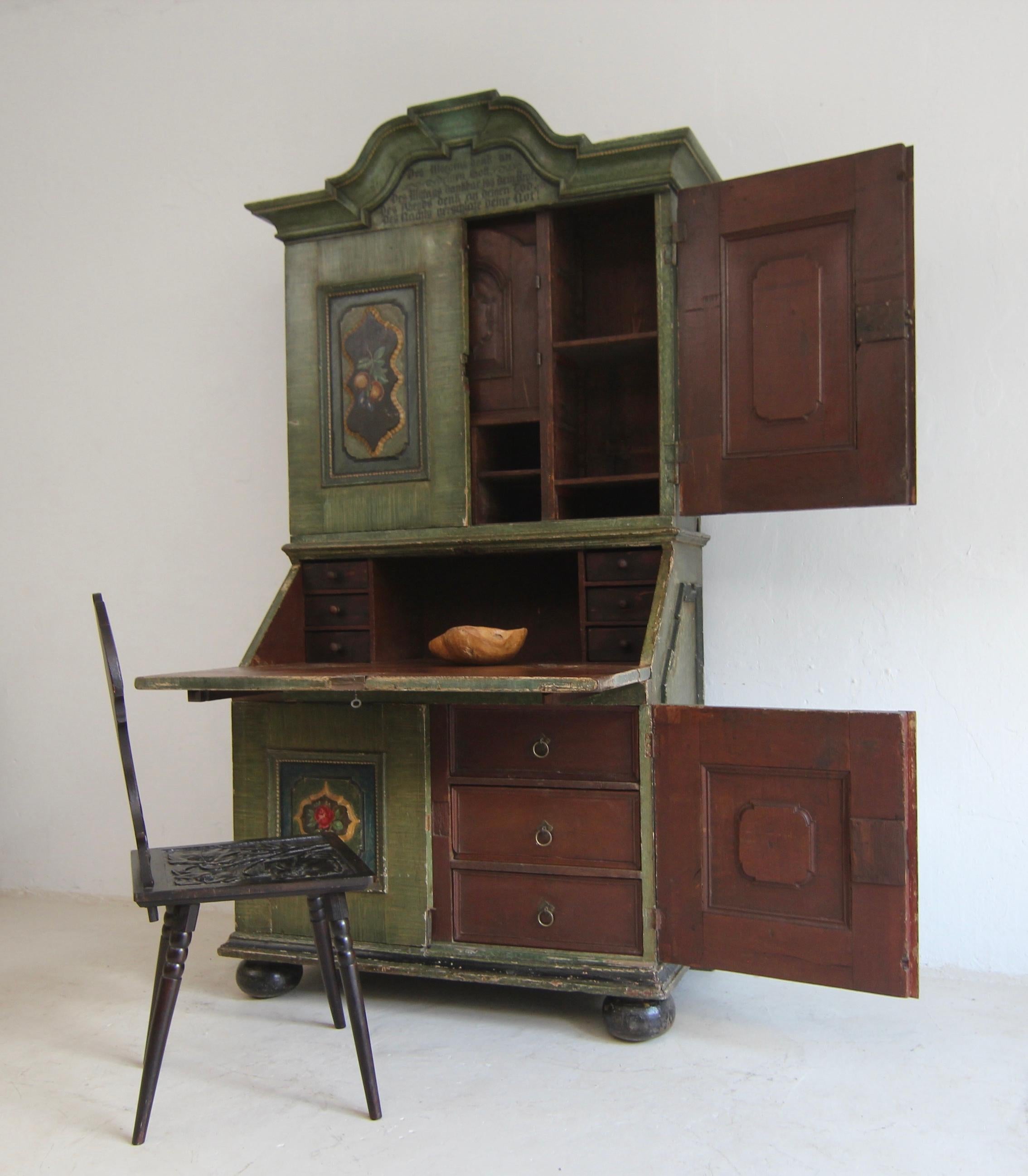 German provincial Baroque secretary à deux corps from the 2nd half of the 18th century. Solid oak with original green coloured painting.

A very rare piece of authentic furniture whose combination of traditional construction, material quality,