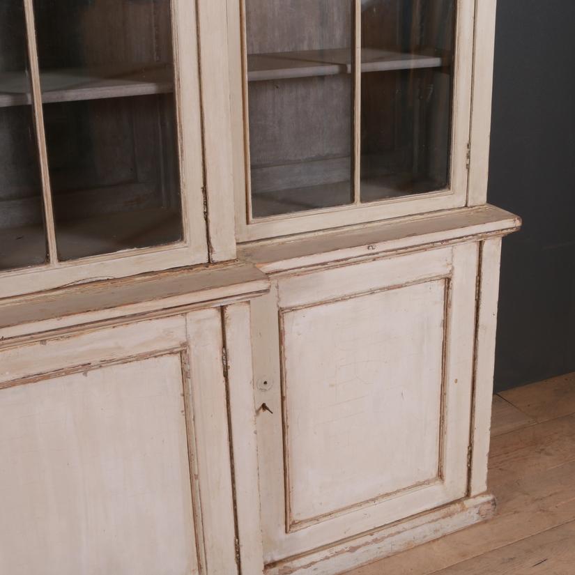 Wonderful 18th century original painted breakfront library bookcase.
Lovely proportions and hand blown glass, 1790

Dimensions:
107 inches (272 cms) wide
18 inches (46 cms) deep
98.5 inches (250 cms) high.

 