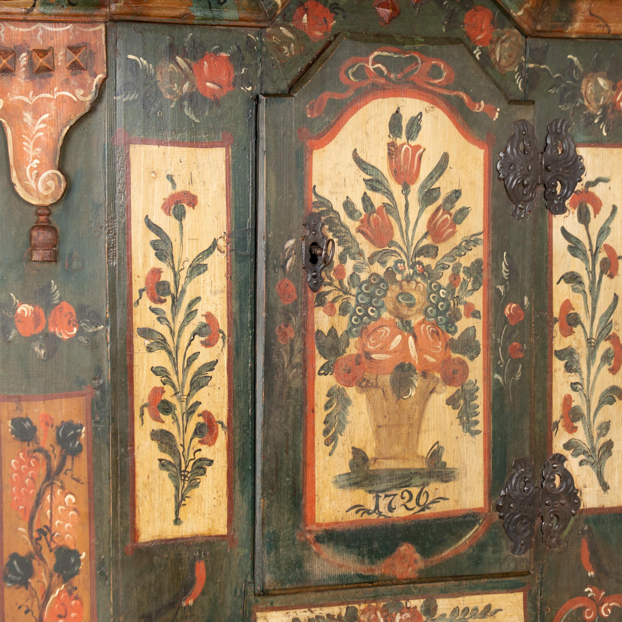 Armoire originale peinte du 18e siècle, datée de 1726 en vente 3