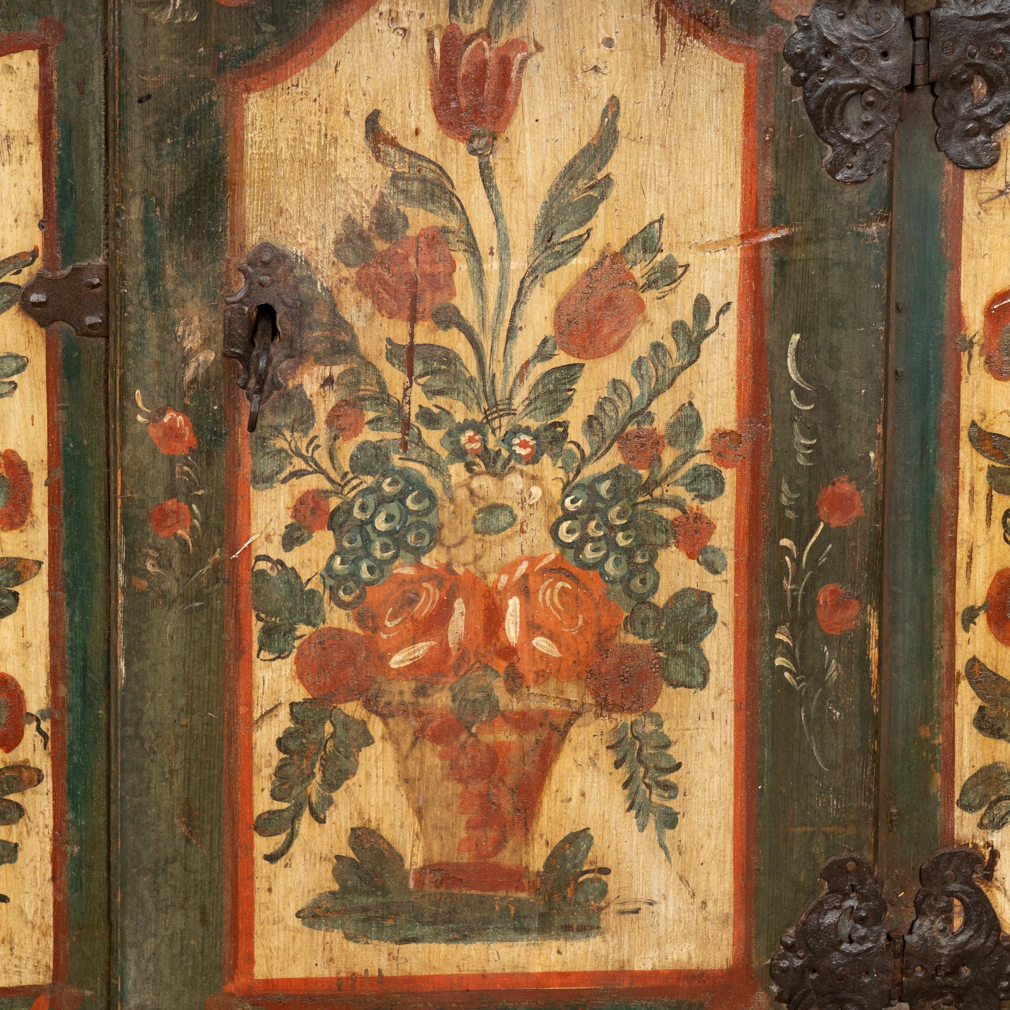 Armoire originale peinte du 18e siècle, datée de 1726 en vente 4