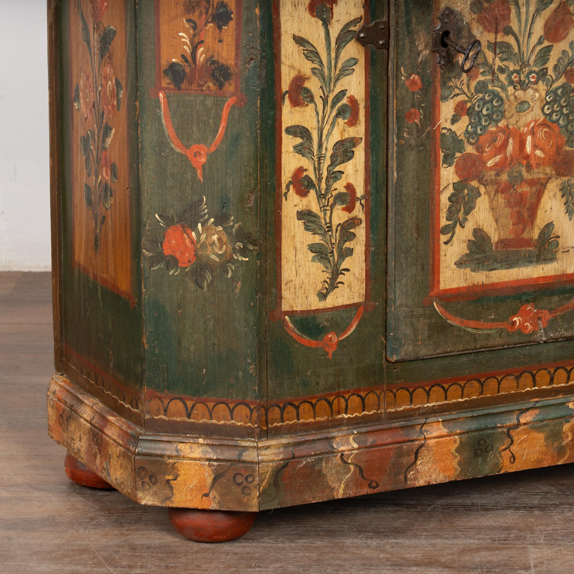 Armoire originale peinte du 18e siècle, datée de 1726 en vente 5