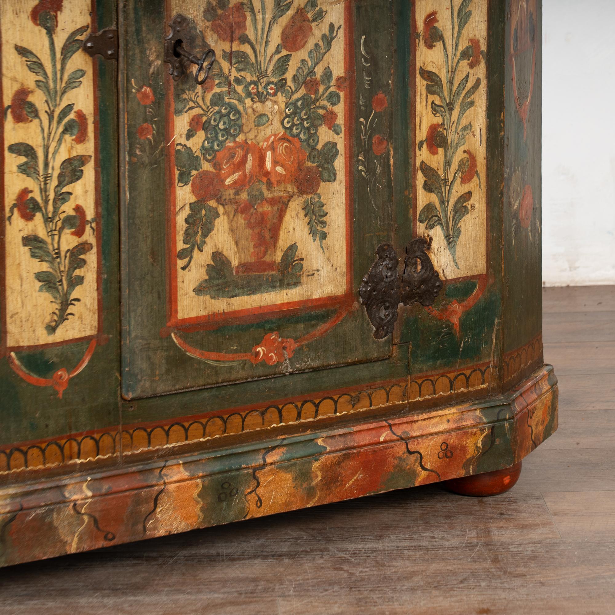 Armoire originale peinte du 18e siècle, datée de 1726 en vente 6
