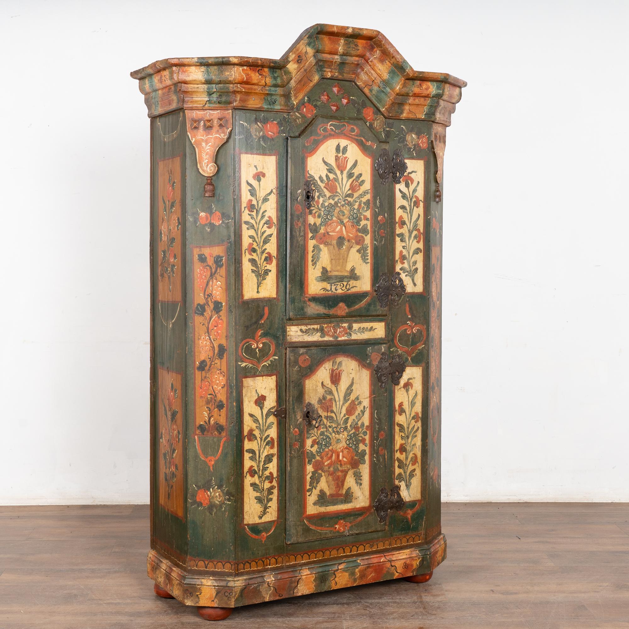 Cette armoire en pin est un exemple remarquable de l'artisanat européen et d'une peinture folklorique originale. La patine profonde du pin est le résultat de nombreuses générations d'utilisation.
Les panneaux de porte et les côtés sont ornés de