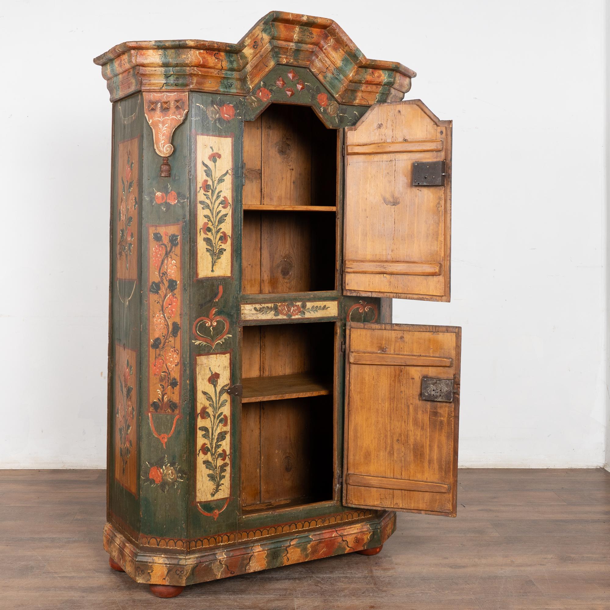 Artisanat Armoire originale peinte du 18e siècle, datée de 1726 en vente