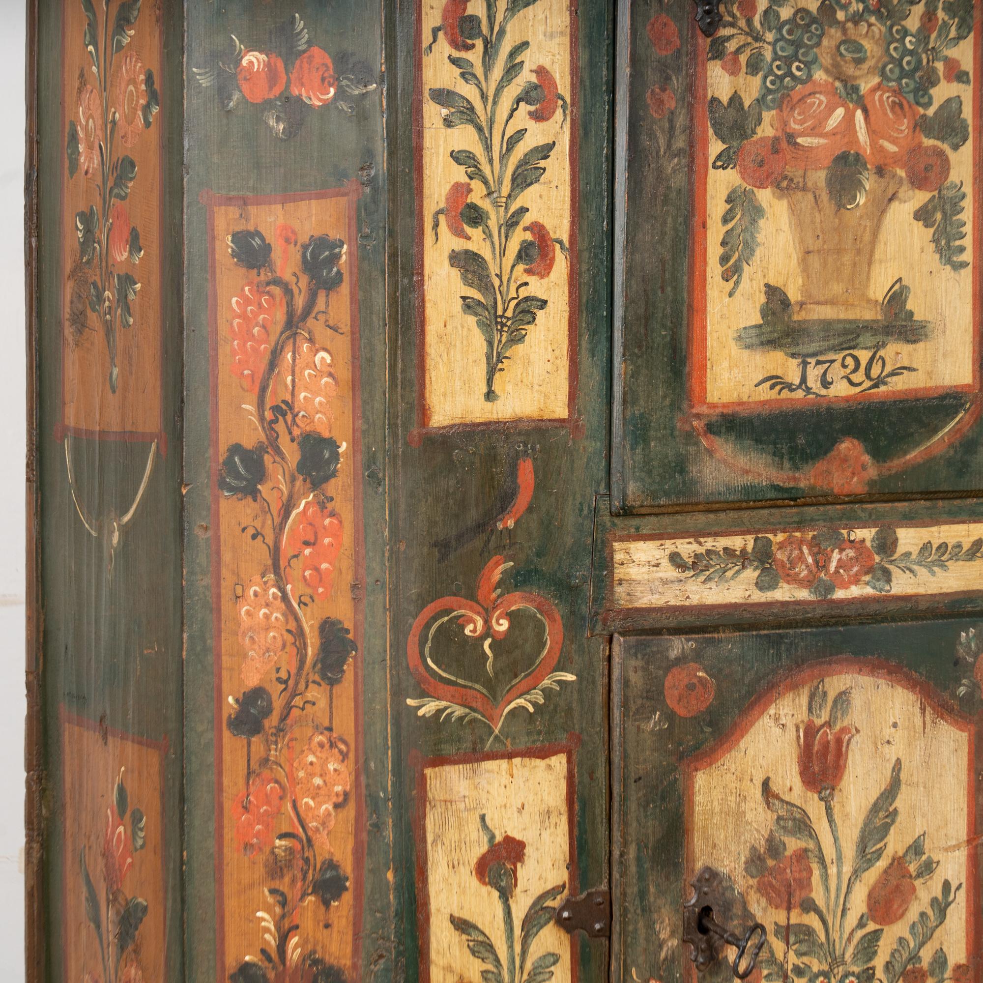 Armoire originale peinte du 18e siècle, datée de 1726 en vente 2