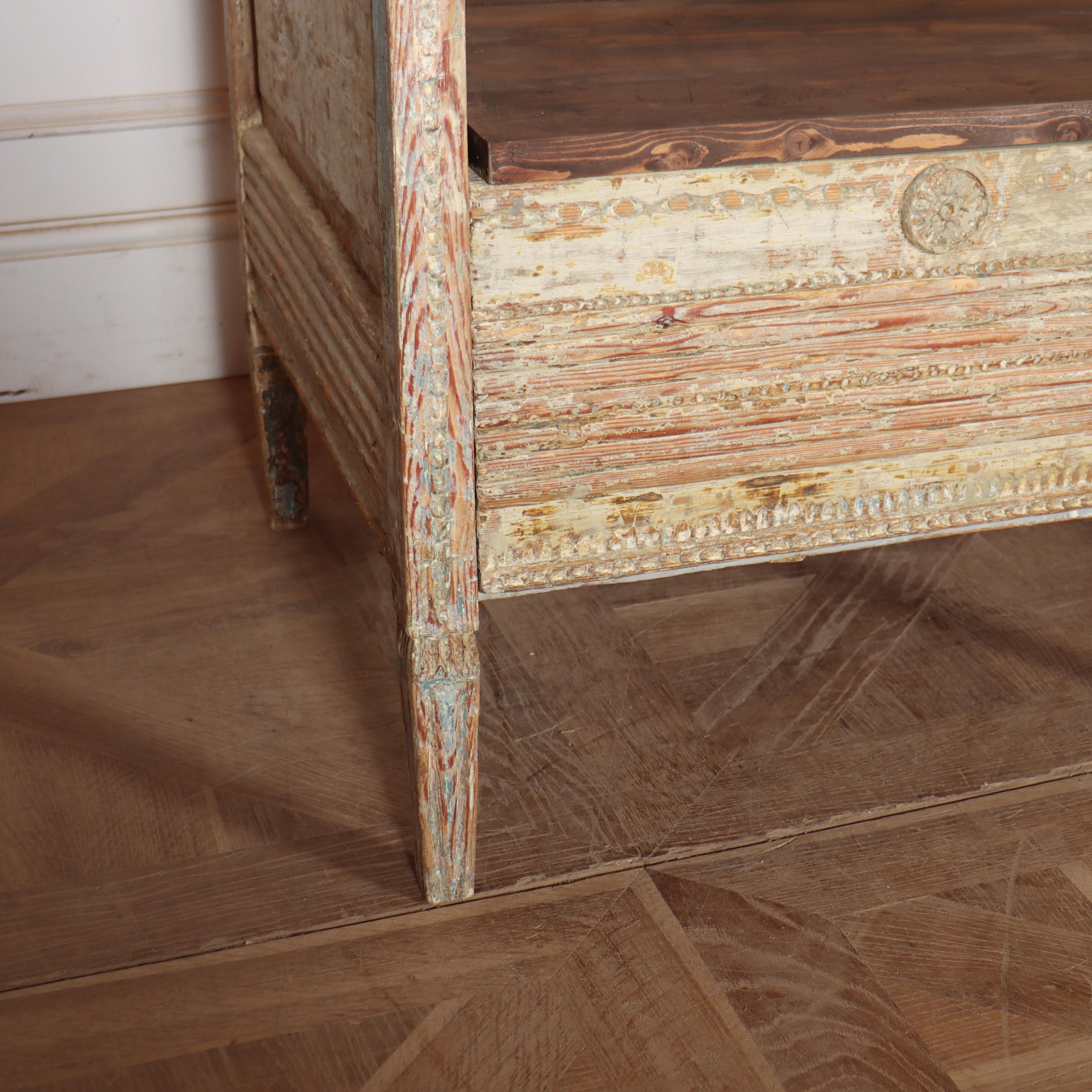 Bon banc suédois en pin du XVIIIe siècle, avec peinture d'origine et décor sculpté. 1780. 

Hauteur du siège : 44 cm (17,5 pouces)

Profondeur de l'assise : 57 cm (22,5 pouces)


Code : 9161

Dimensions :
W: 66.5