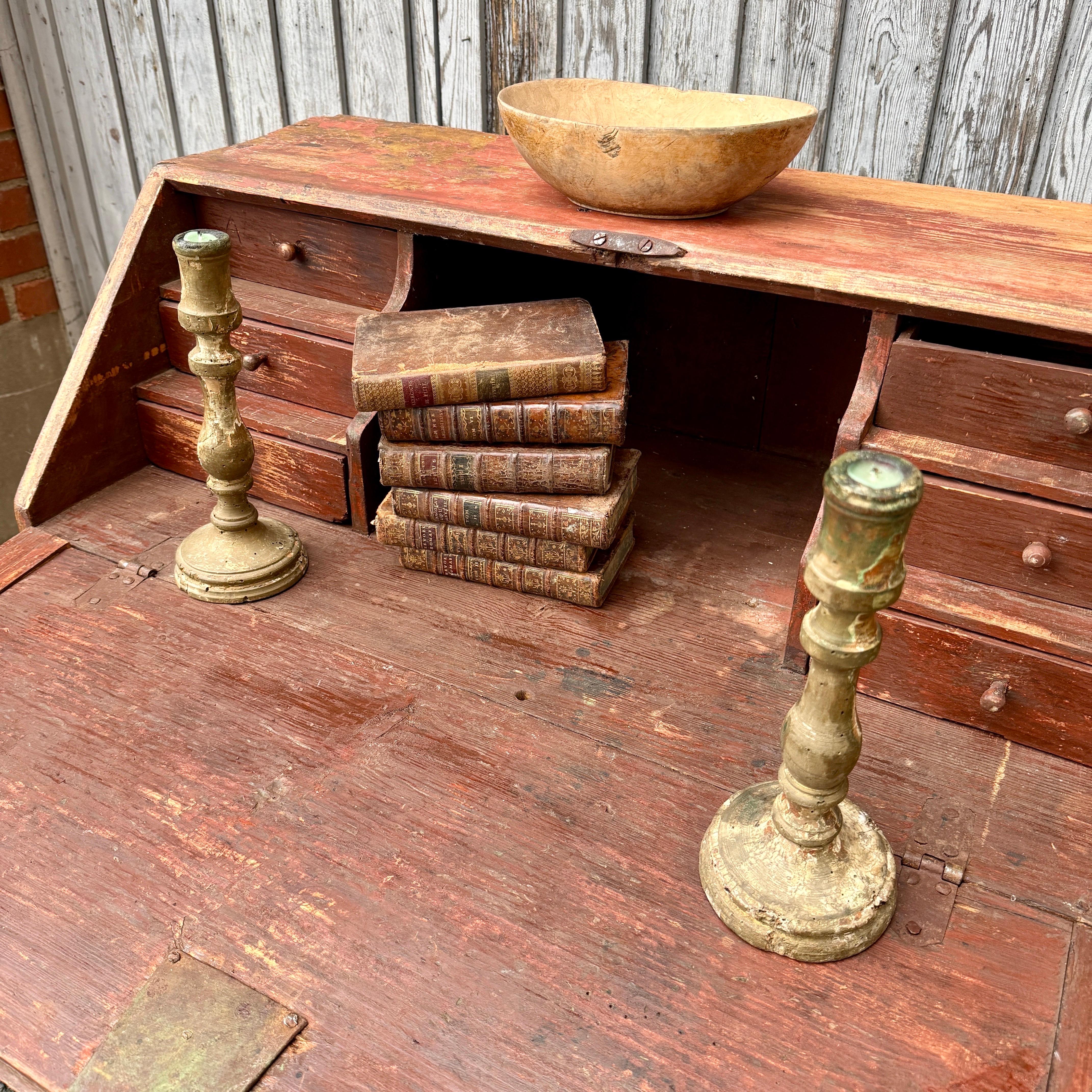 Eine späte 18. Jahrhundert Folk Art Barock skandinavischen Original Schreibtisch Sekretär gemalt. Dieses einzigartige antike Aufbewahrungsstück aus Schweden verfügt über montierte originale Eisengriffe sowie originale Holzgriffe im oberen Teil. Die