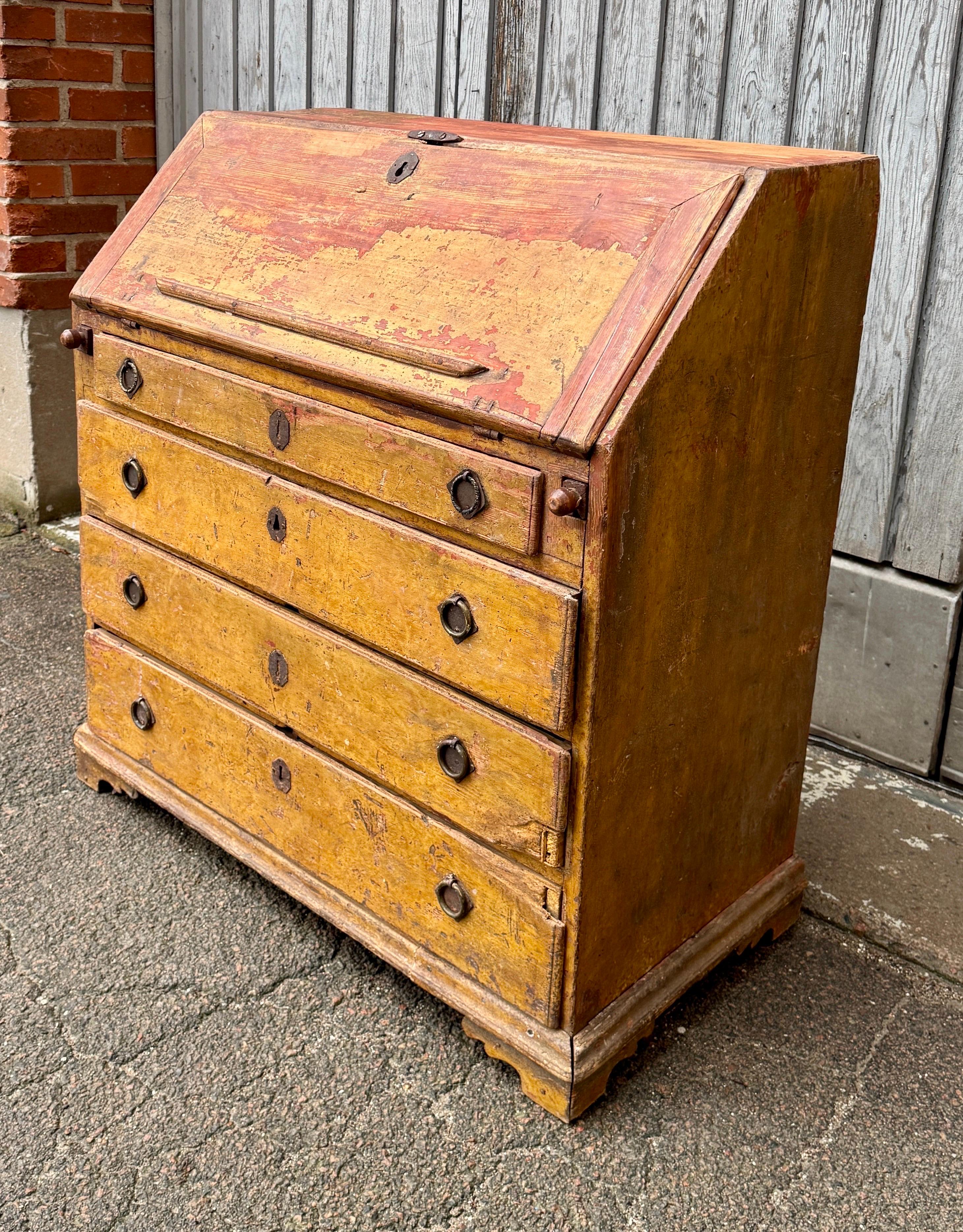 18. Jahrhundert Original bemalter Schreibtisch Sekretär, Schweden (Kiefernholz) im Angebot