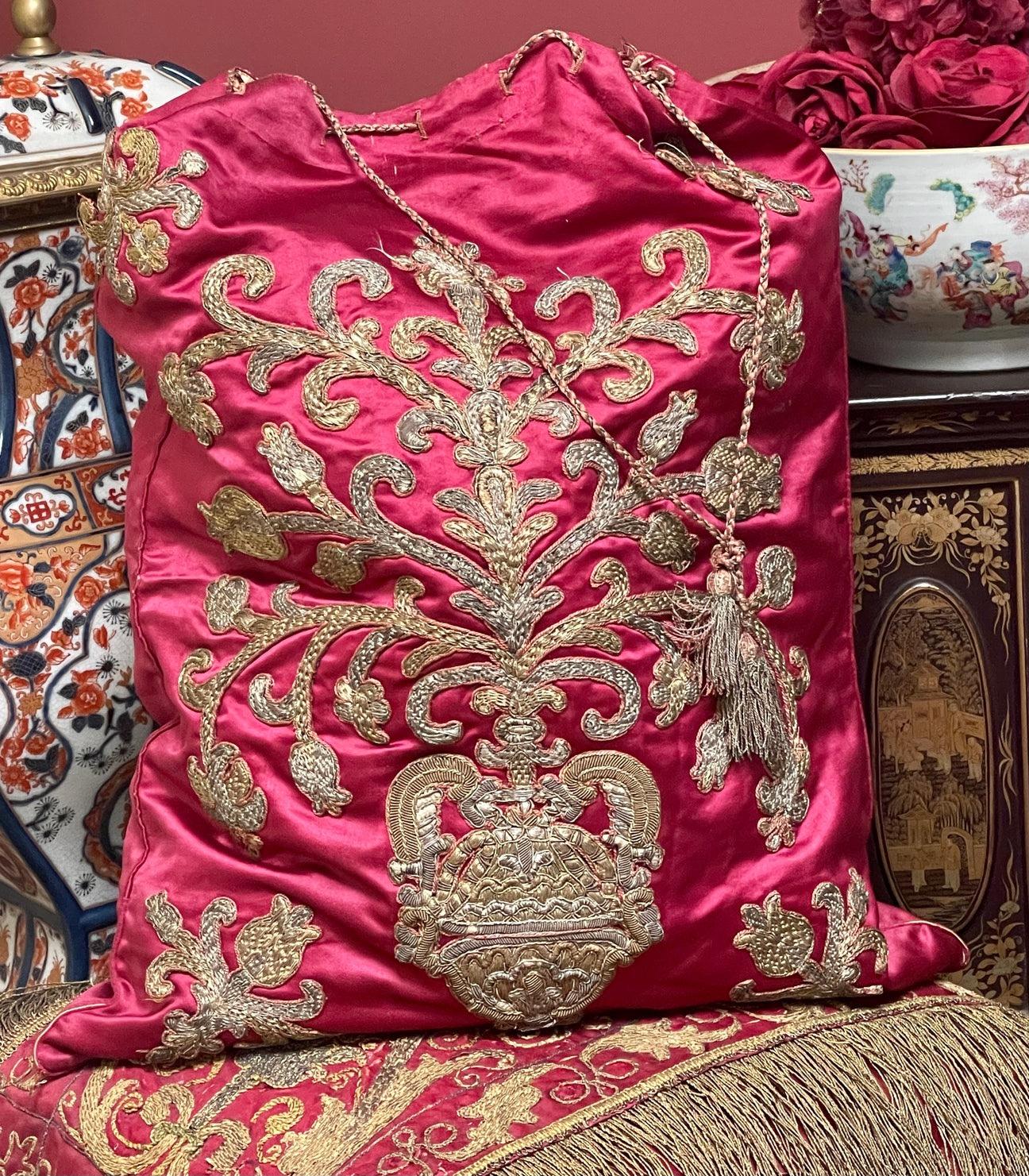 Sac à livres / à documents ottoman antique vraiment exquis

Datant du 18ème siècle

Le fond de soie Dark Crimson

Décorée sur les deux faces avec les plus belles applications en fil d'or et d'argent.

Comme vous pouvez le constater, le motif est