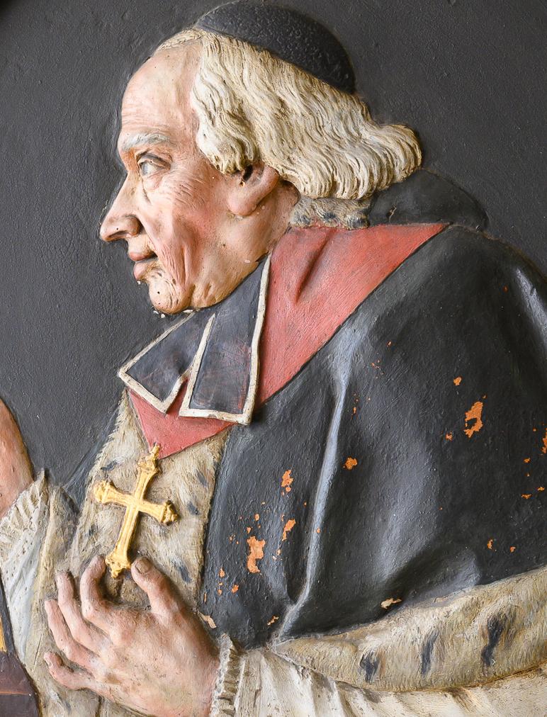 Français Portrait d'évêque ovale du 18ème siècle encadré de bois sculpté en vente