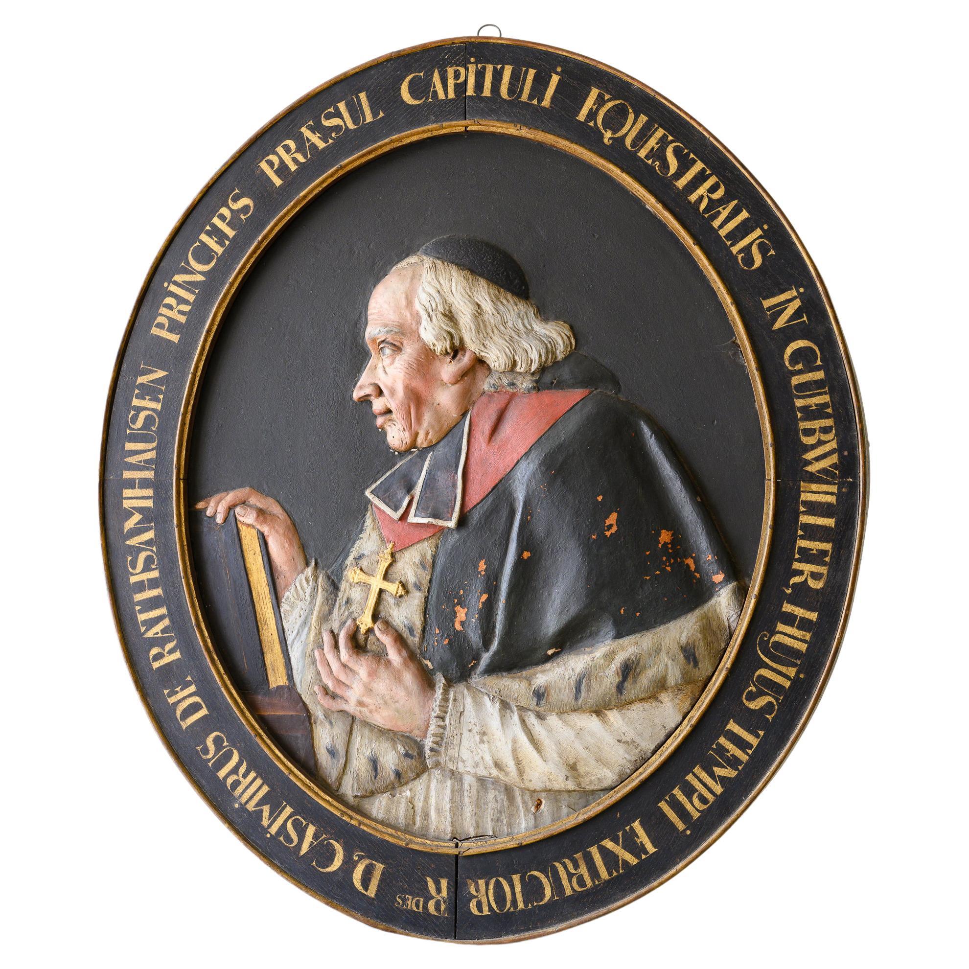 Portrait d'évêque ovale du 18ème siècle encadré de bois sculpté en vente