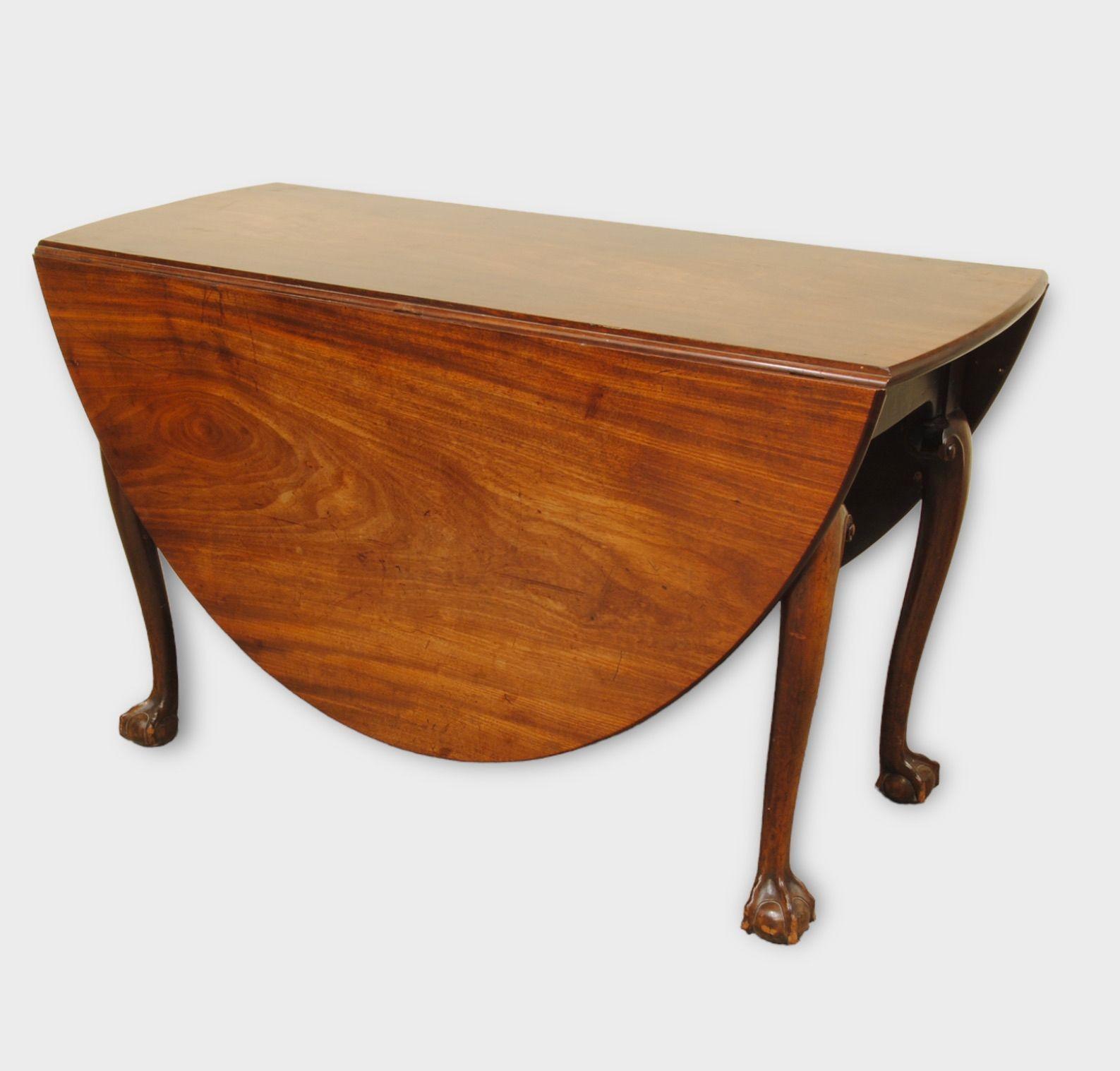Ein Tisch mit Fallblatt aus Mahagoniholz von schöner Farbe und guter Qualität  mit gut geschnitzten Kugel- und Klauenfüßen. Hervorragende Farbe und Patina.
CIRCA 1770