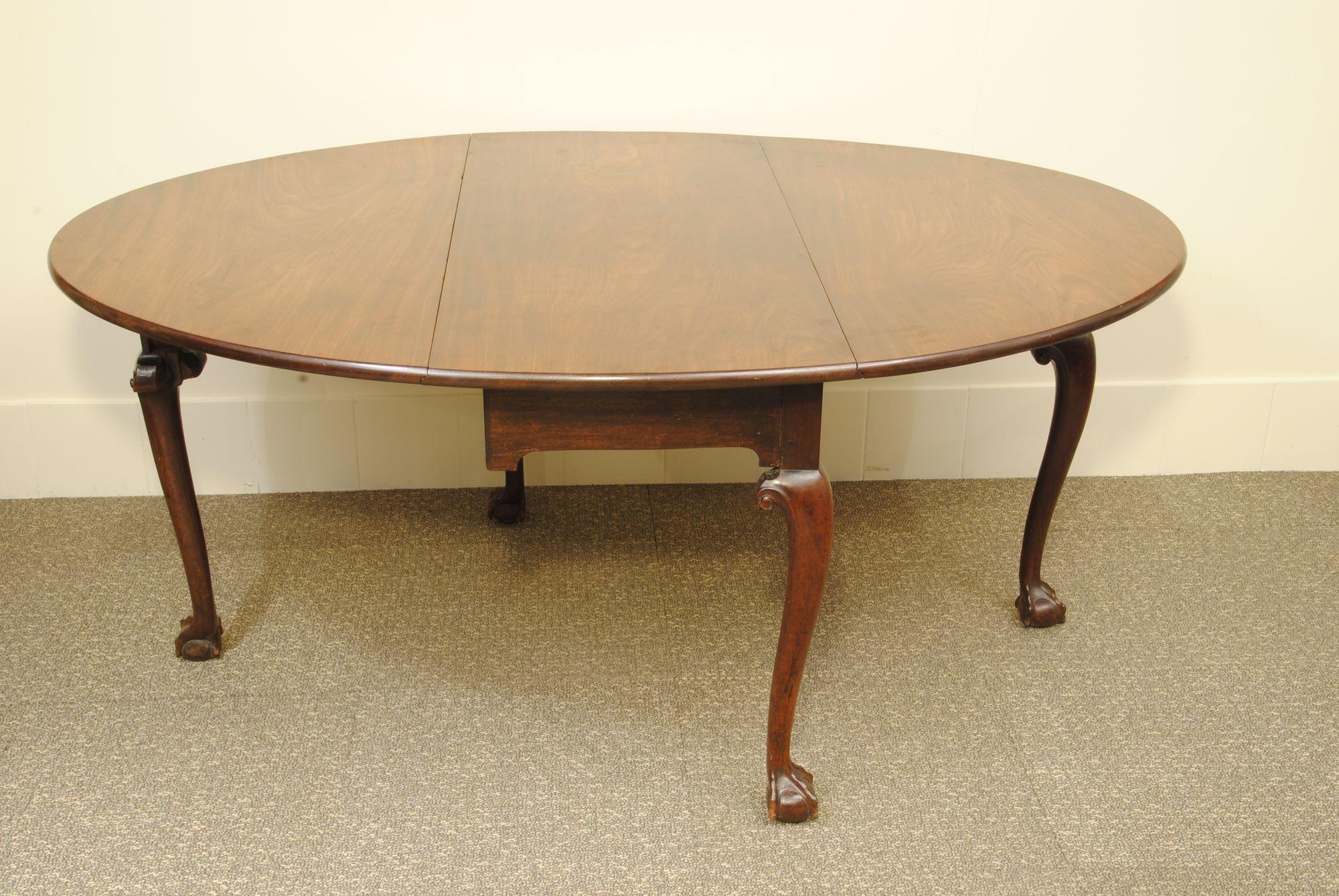 Ovaler Gateleg-Tisch aus dem 18. Jahrhundert  (Georgian) im Angebot