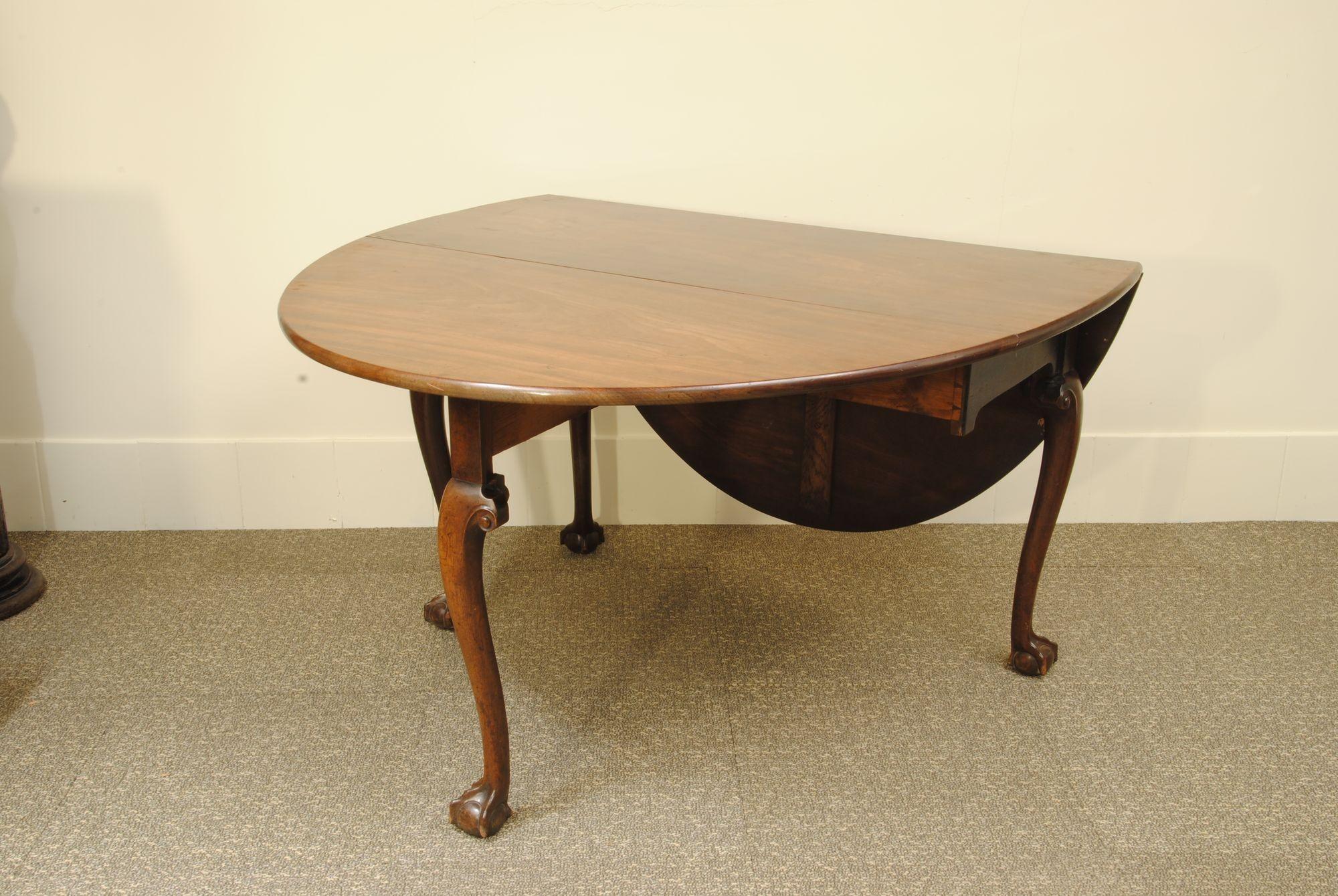 English 18th Century Oval Gateleg Table  For Sale