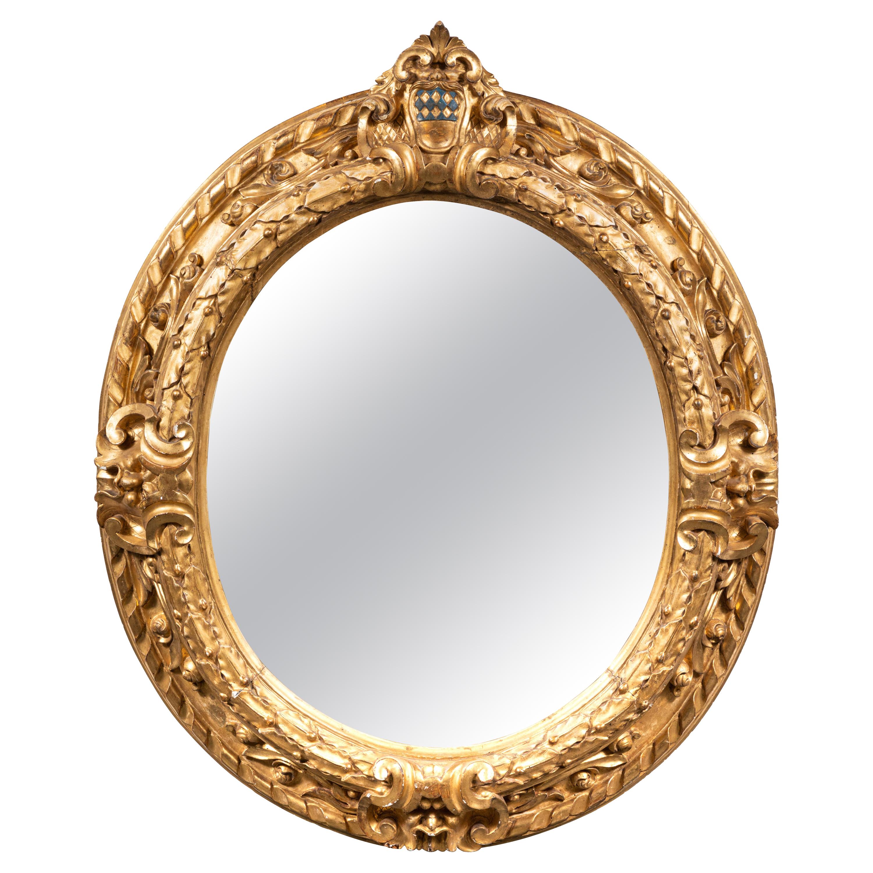 Miroir ovale en bois doré du XVIIIe siècle en vente