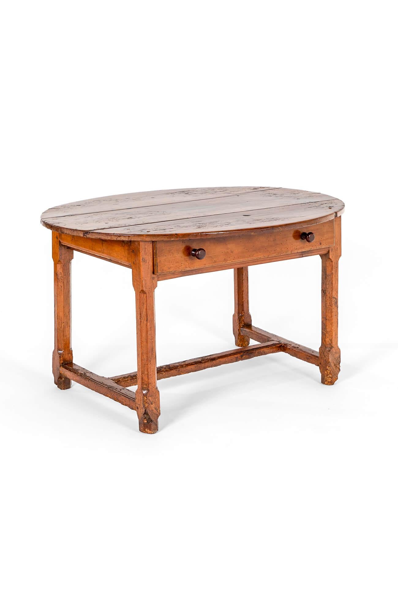 Table d'entrée ovale en orme et en chêne du milieu du XVIIIe siècle.

Le lourd plateau en trois planches de chêne est plein de caractère, avec plus de deux cents ans de patine sur ses côtés galbés.

La base en orme a des pieds en blocs sculptés avec