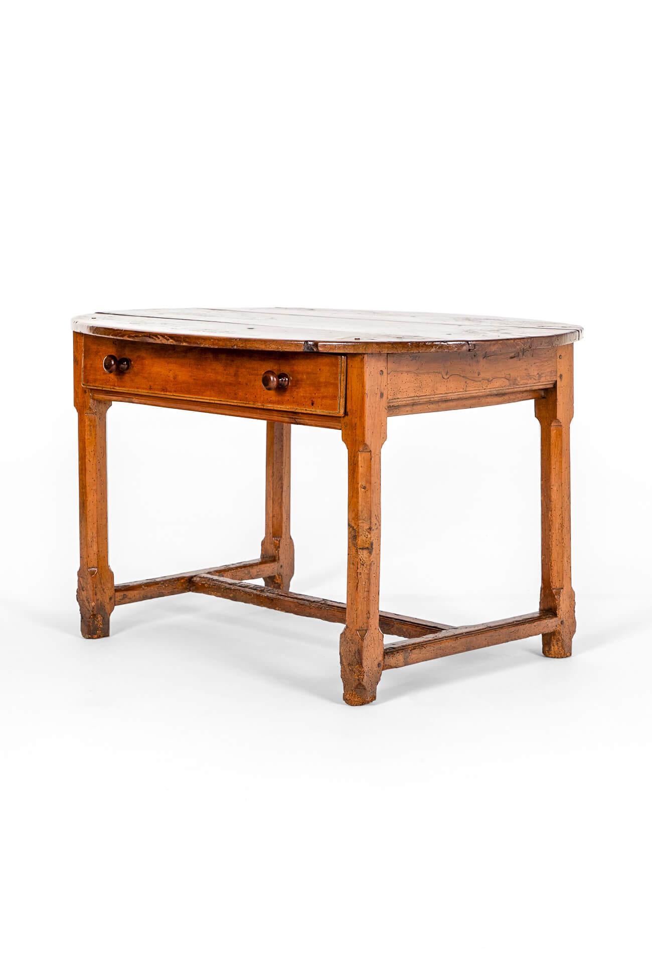 Rustique Table de salle ovale du 18e siècle en vente