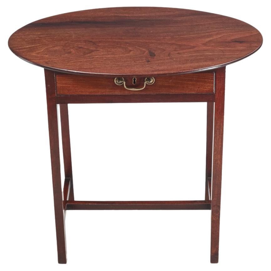 Mesa auxiliar ovalada de caoba del siglo XVIII