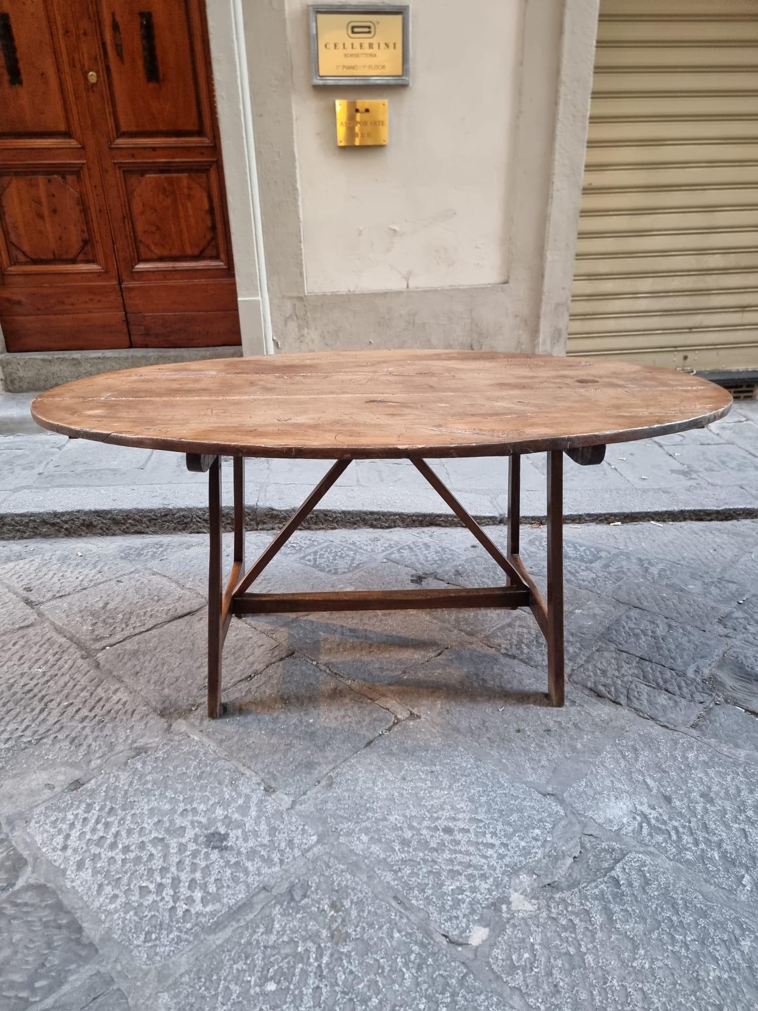 Ovaler Tisch in Form von Ziegenbeinen, aus Nussbaumholz, 18. Mittelitalien, Toskana.

Die Verlängerungen und Bügeleisen sind nicht original.

Der Tisch benötigt eine Restaurierung, die wir durch unsere professionellen Restauratoren durchführen