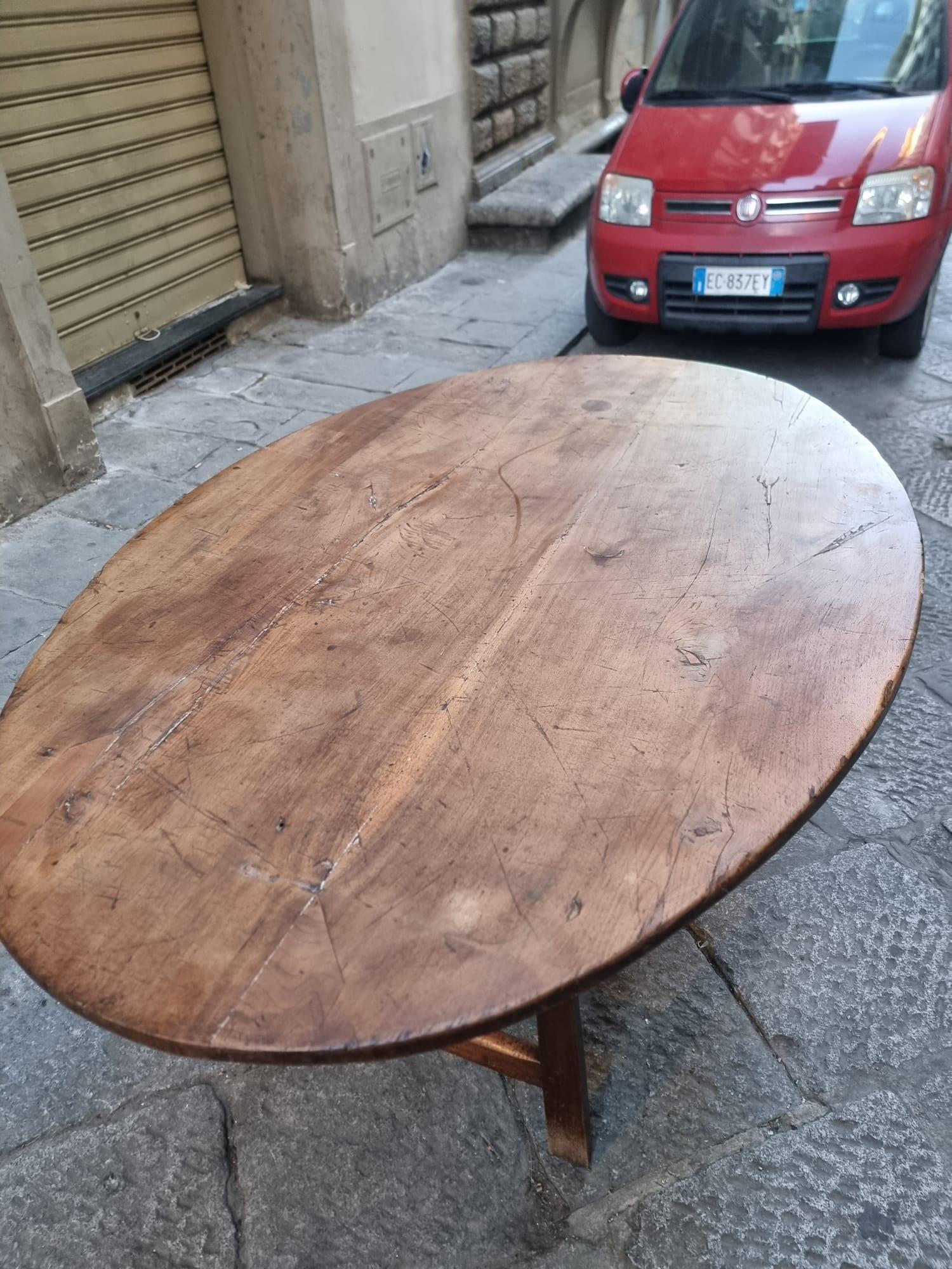 18th century oval table  In Good Condition For Sale In Firenze, IT