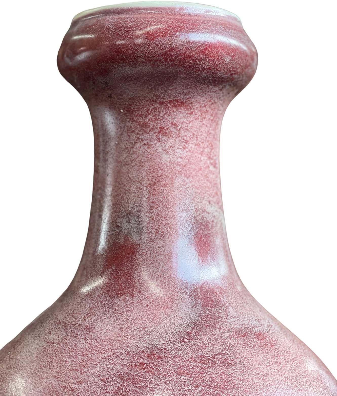 Traditional Chinese porcelain vase in an oxblood red tone (18th century). 
Dimensions:
15