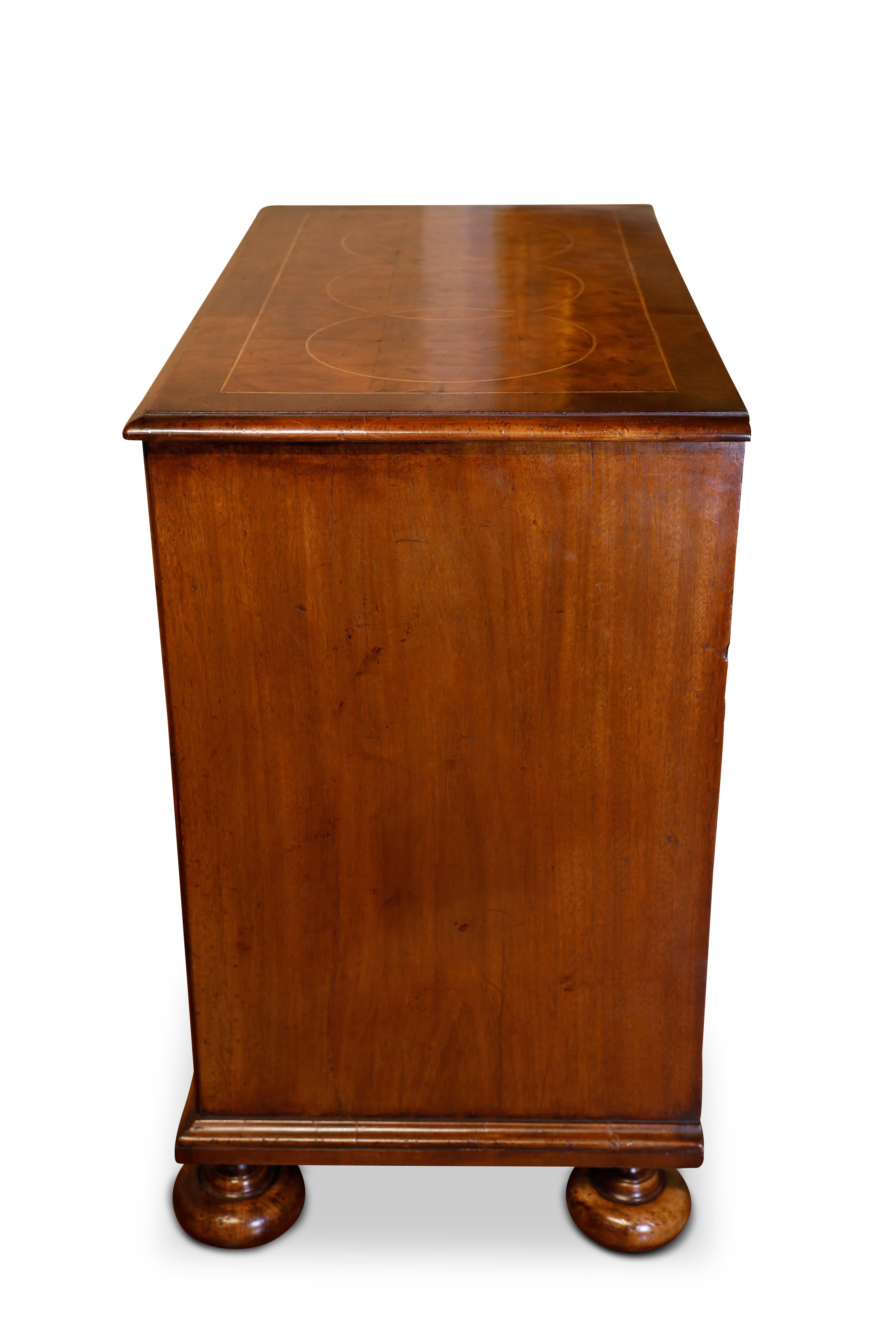 Commode du 18e siècle en forme d'huître en vente 3