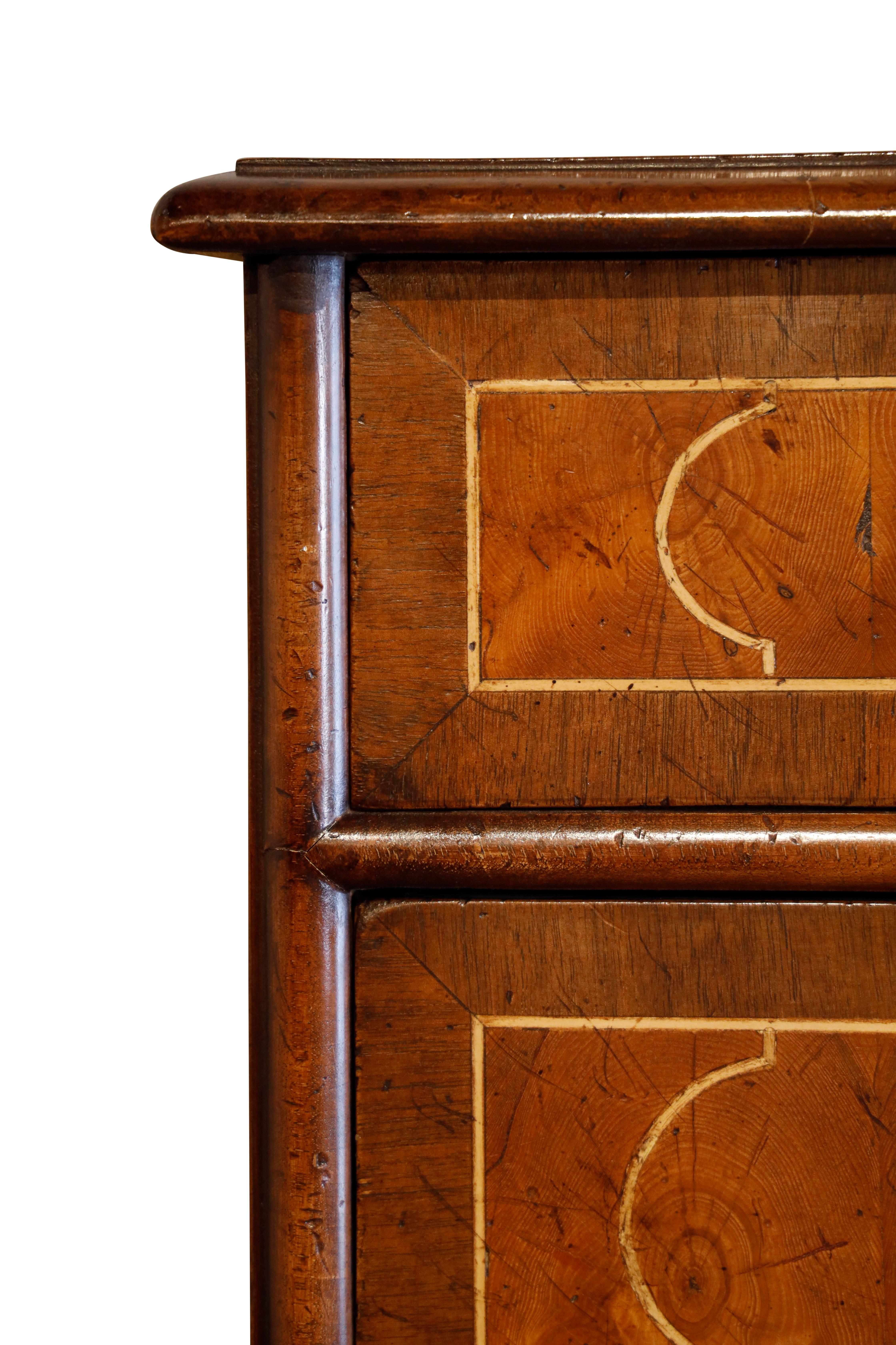 Commode anglaise du 18e siècle en placage de bois d'if taillé en huître, avec bandes transversales en noyer et moulures transversales en noyer sur des pieds en chignon en noyer postérieurs.  Incrustation de buis sur le dessus, les façades des