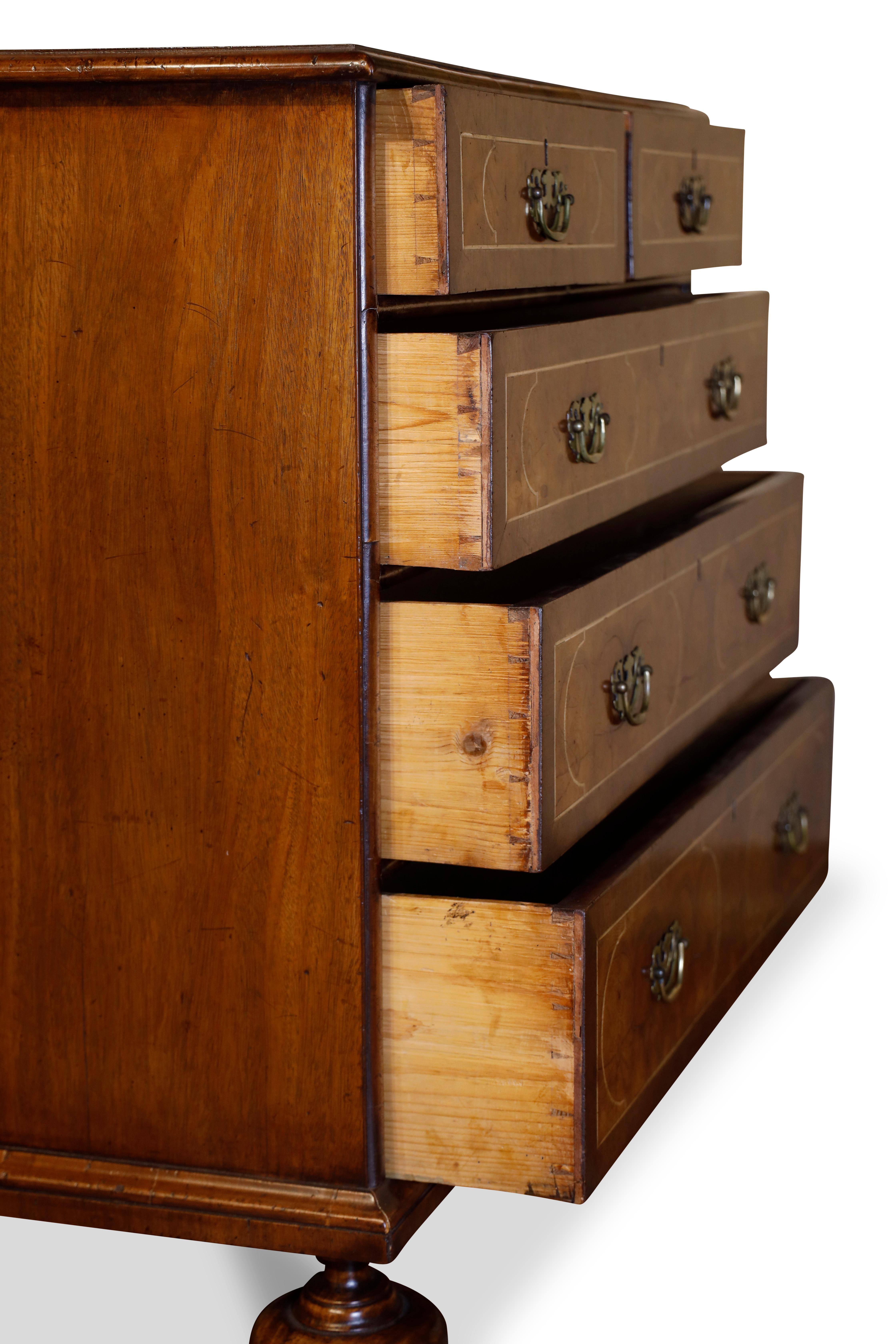 Noyer Commode du 18e siècle en forme d'huître en vente