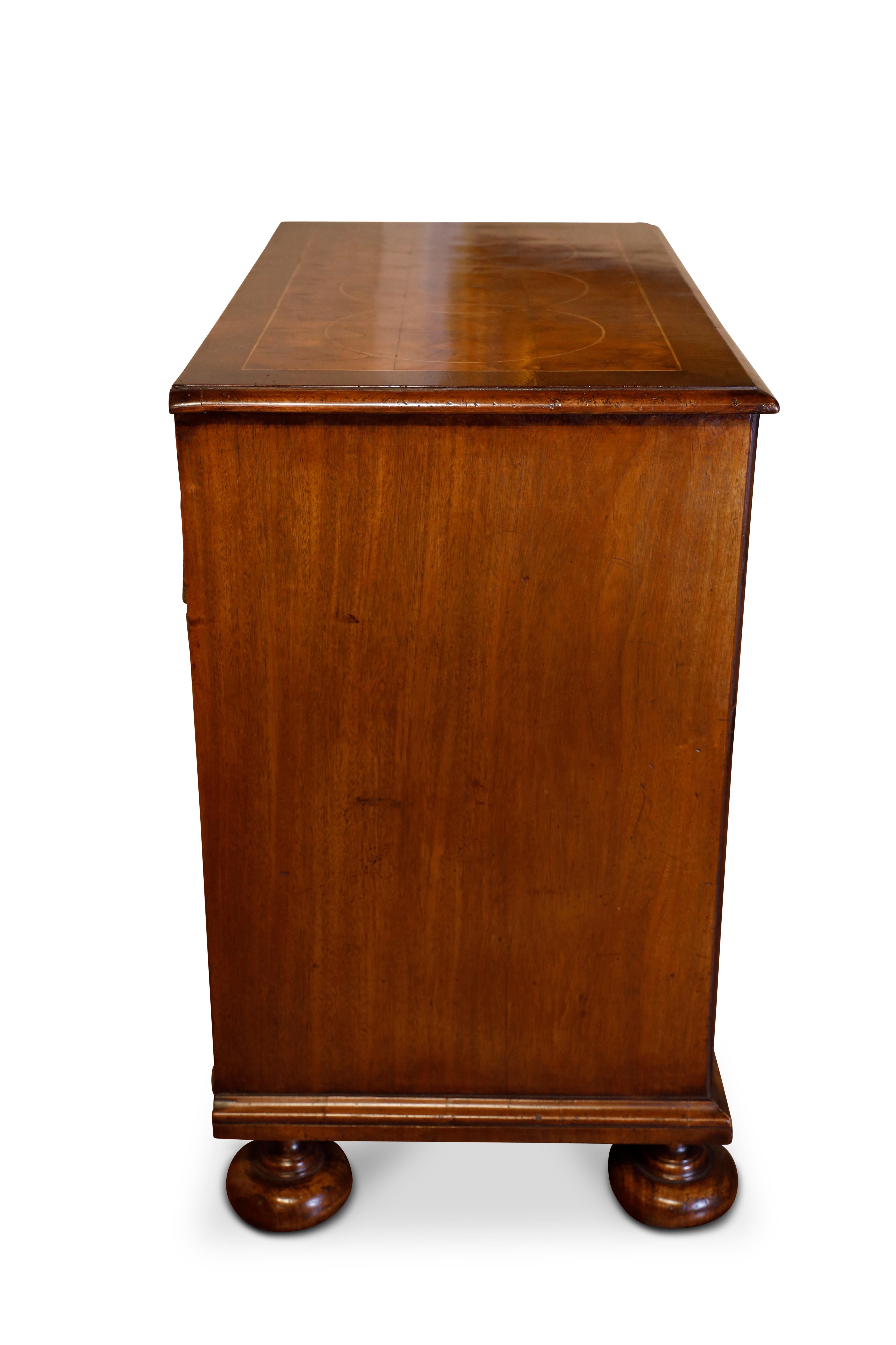 Commode du 18e siècle en forme d'huître en vente 1